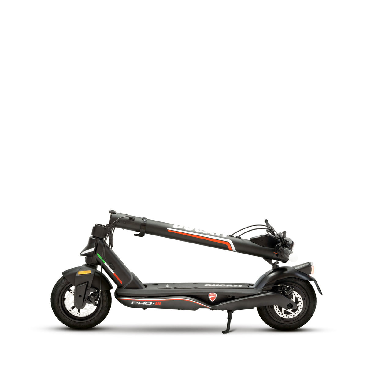 Scooter Ducati, nero con dettagli rossi, piegato, sfondo bianco.