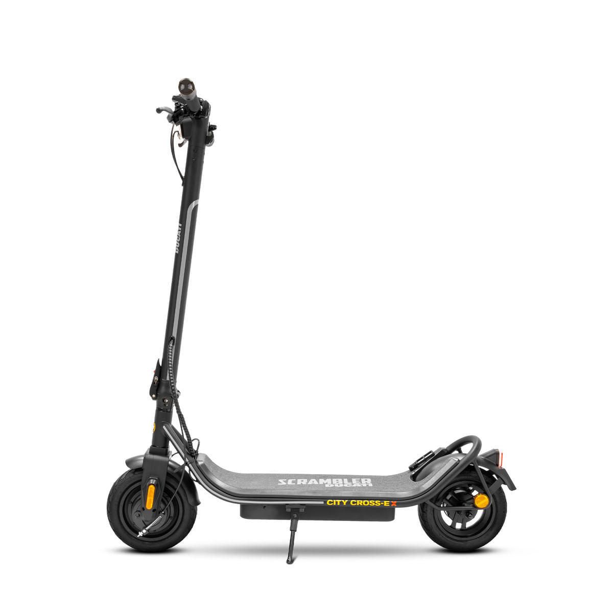 Czarny skuter elektryczny Ducati na białym tle. Skuter stoi prosto, kierownica jest uniesiona.