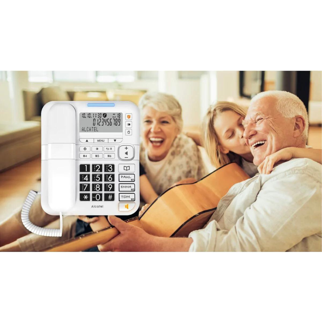 Lachende familie, man speelt gitaar, witte Alcatel-telefoon.