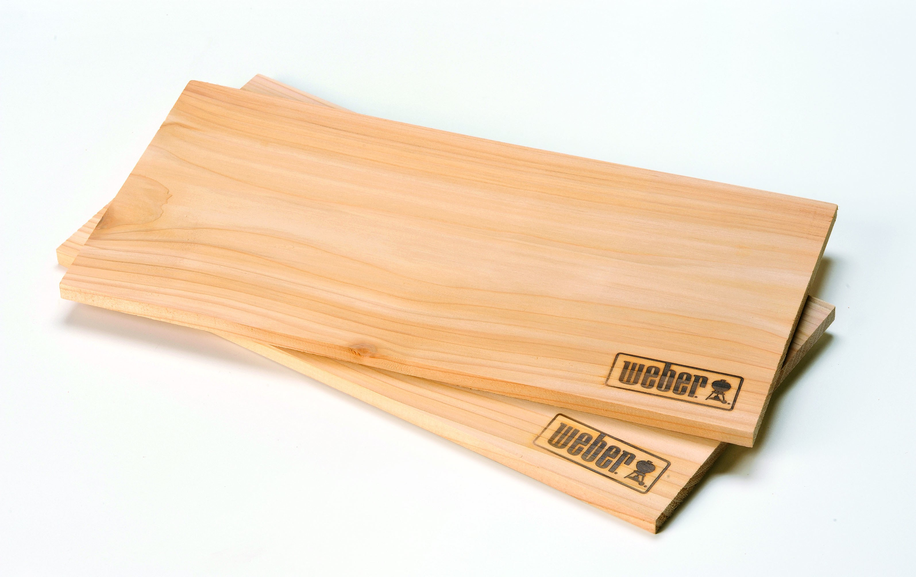 Dos tablas de madera claras, con el logo Weber. Fondo blanco.
