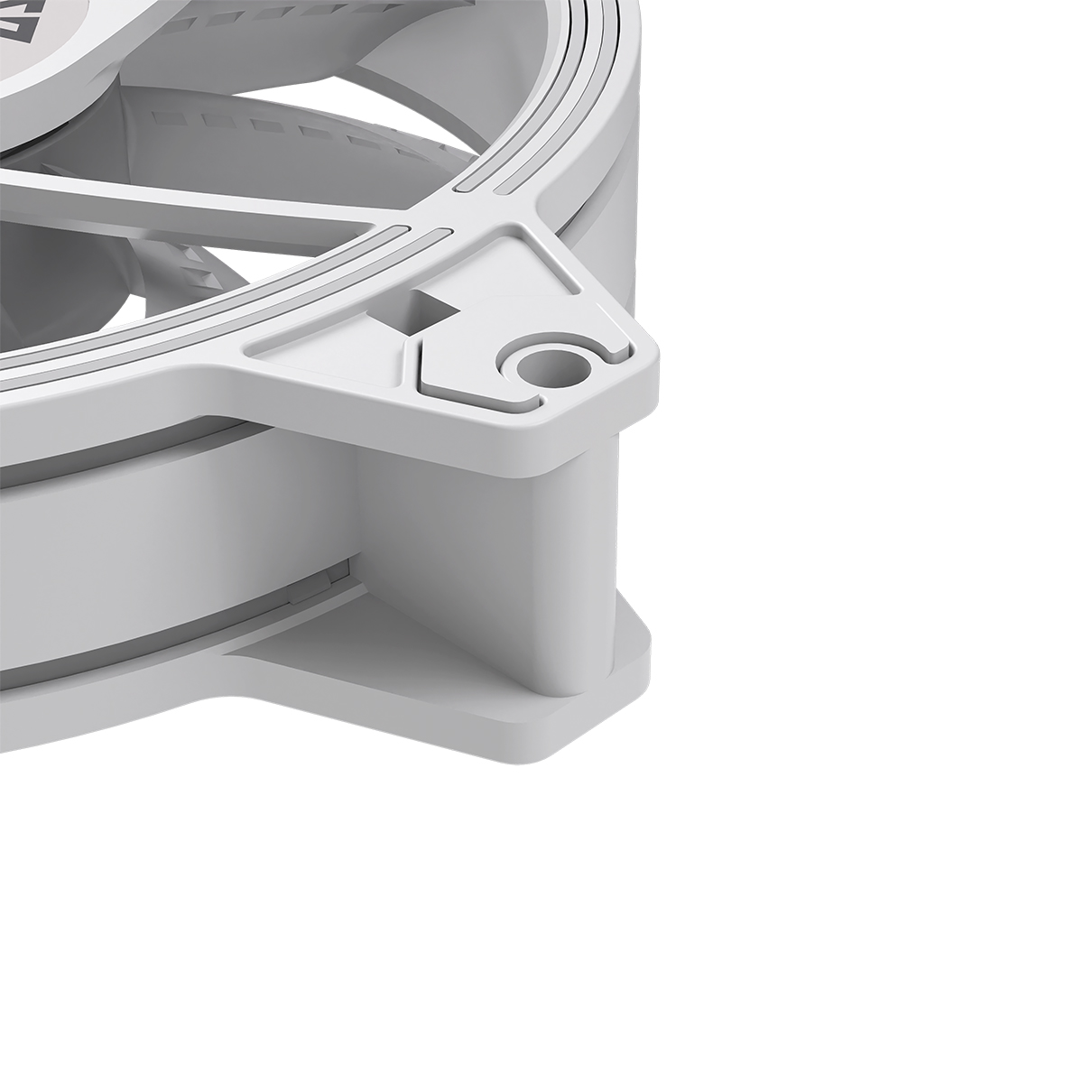 Zbliżenie białej ramy wentylatora komputerowego, pokazujące szczegół montażowy.