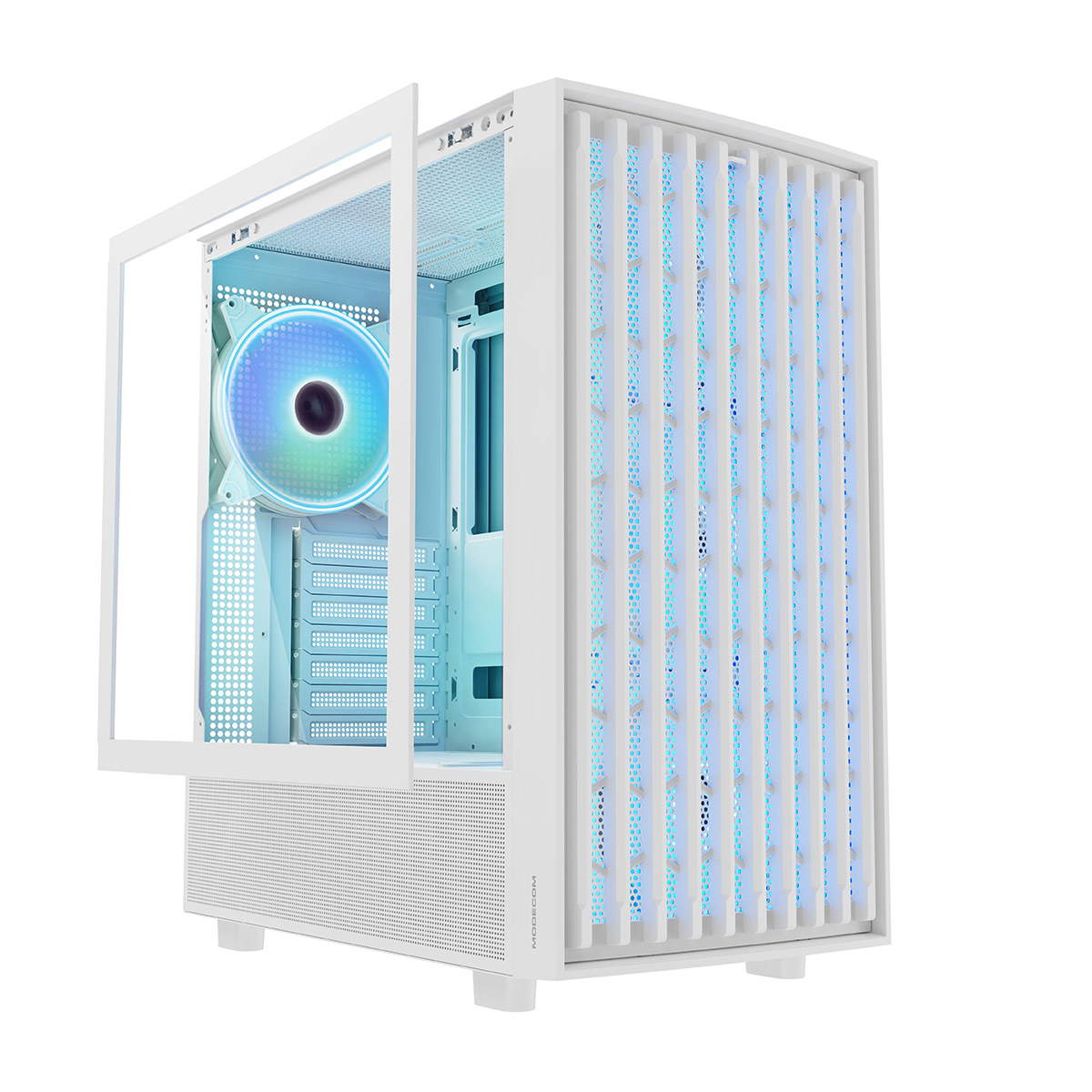 Biała obudowa komputera z otwartym panelem bocznym. Niebieskie oświetlenie i wentylator. Białe tło.