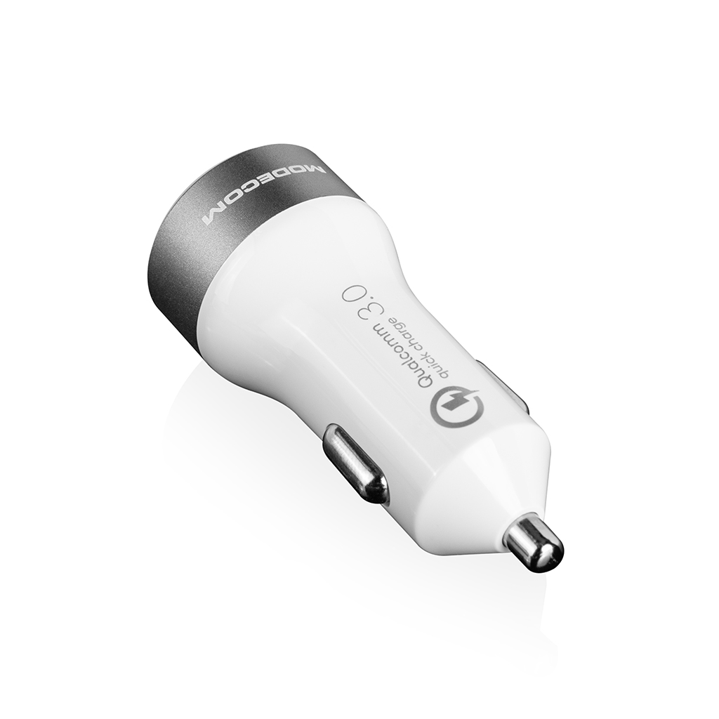 Biała i srebrna ładowarka samochodowa z nadrukiem 'Qualcomm Quick Charge 3.0'.