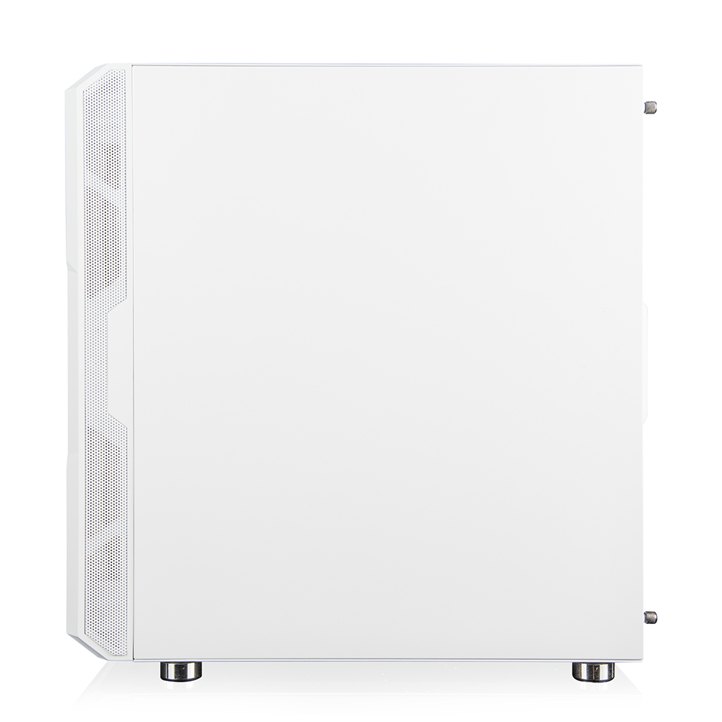 Widok z boku białej obudowy komputera. Perforowany panel boczny i szklany. Srebrne nóżki. Czyste, białe tło.