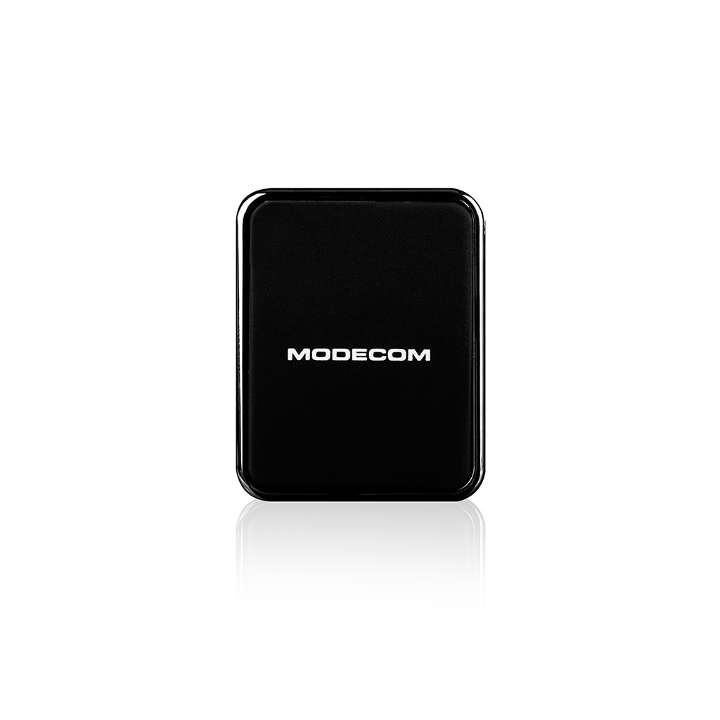 Czarny, kwadratowy power bank Modecom. Biały tekst 'MODECOM' na środku.
