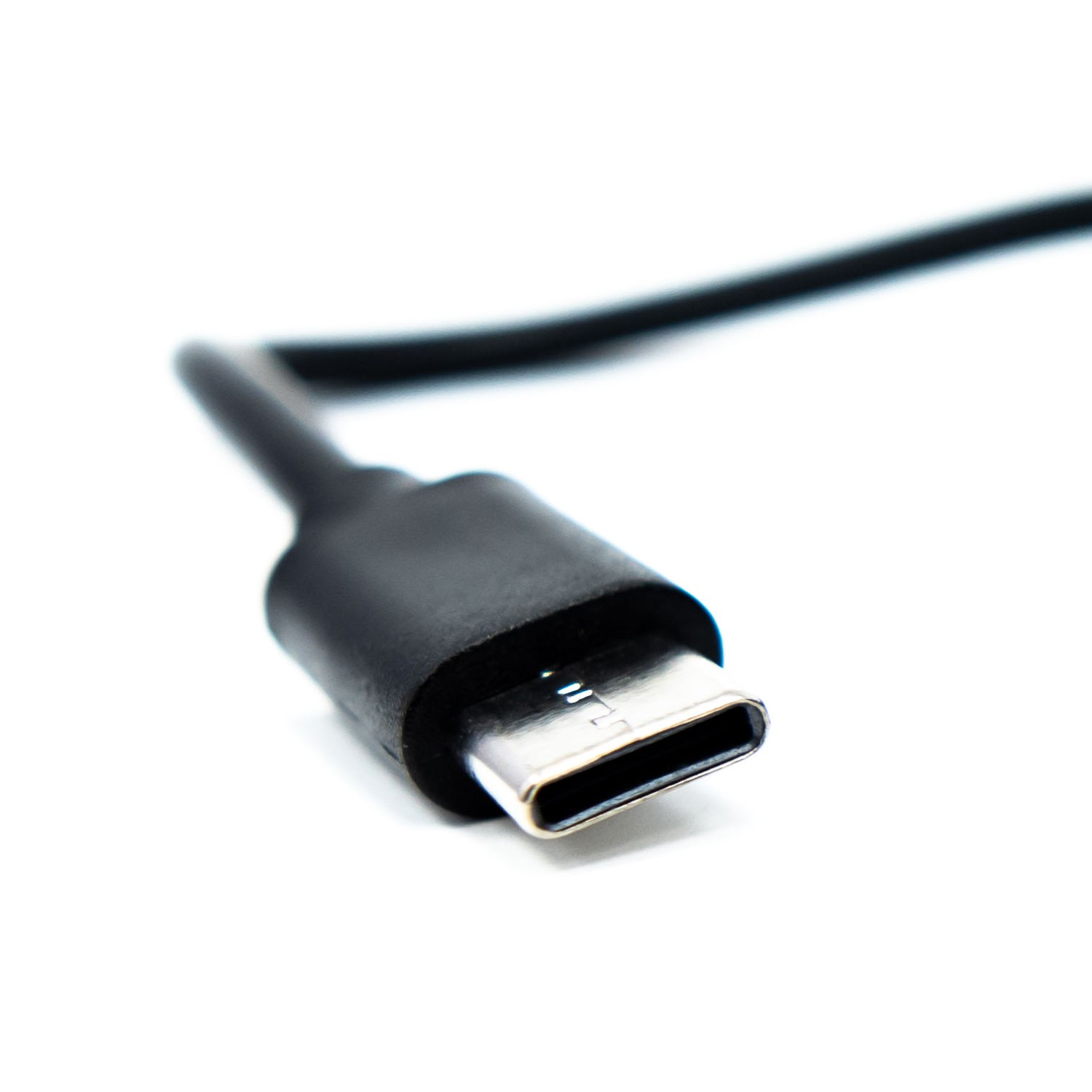 Cable USB-C. Cable negro con conector USB-C. Fondo blanco.