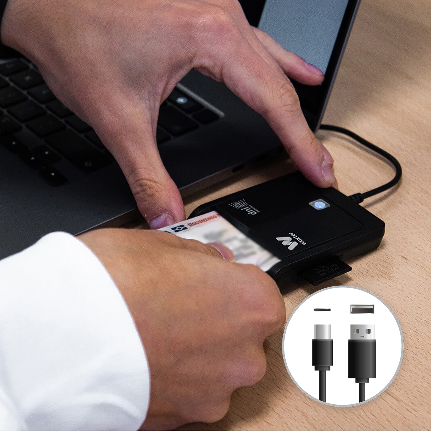 Una mano insertando una tarjeta de identificación española en un lector de tarjetas negro. Cables USB y USB-C mostrados en un círculo.