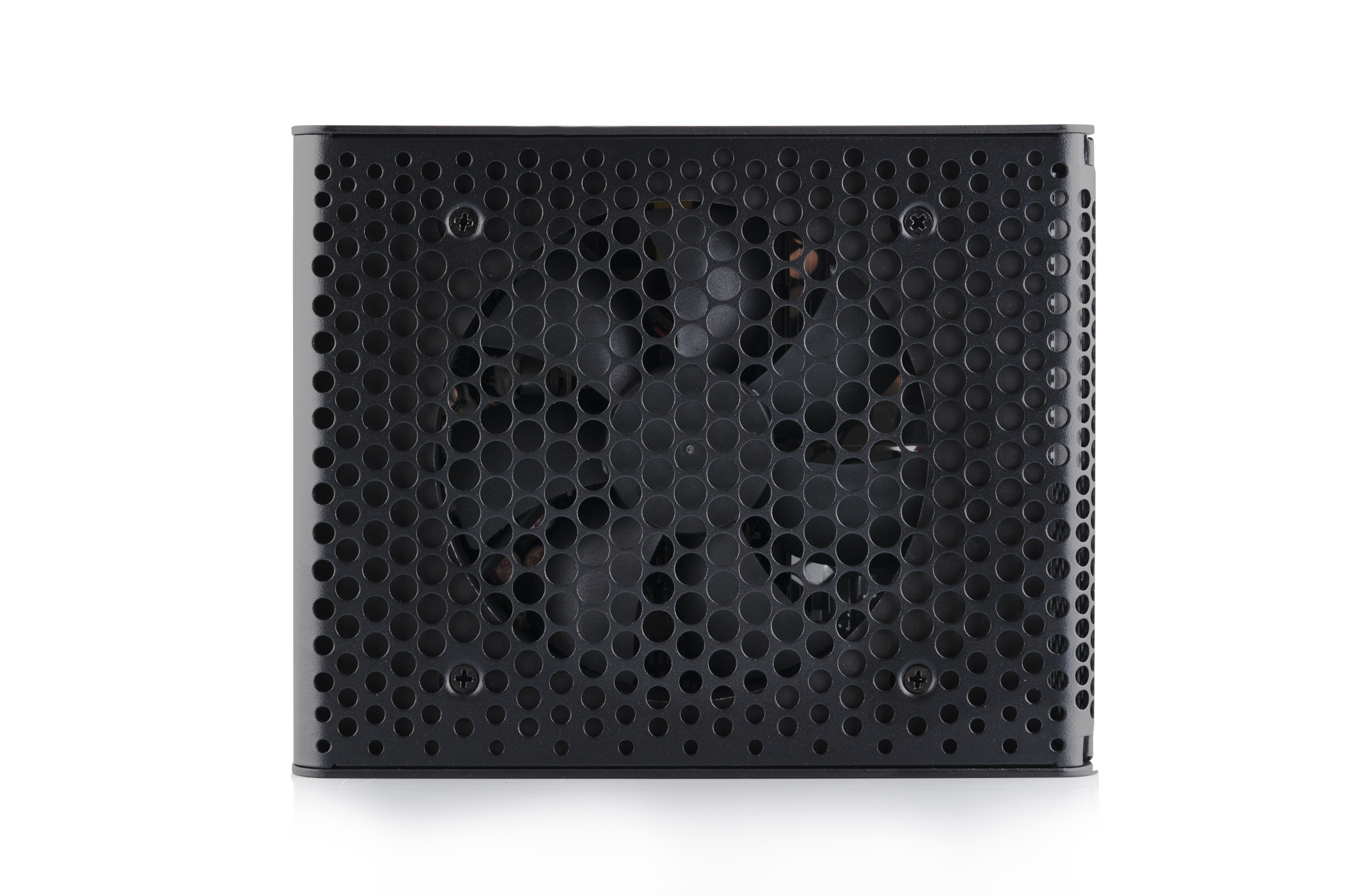 Ventola per computer nera con design a nido d'ape. Numerosi piccoli fori. Costruzione in metallo. Superficie riflettente.