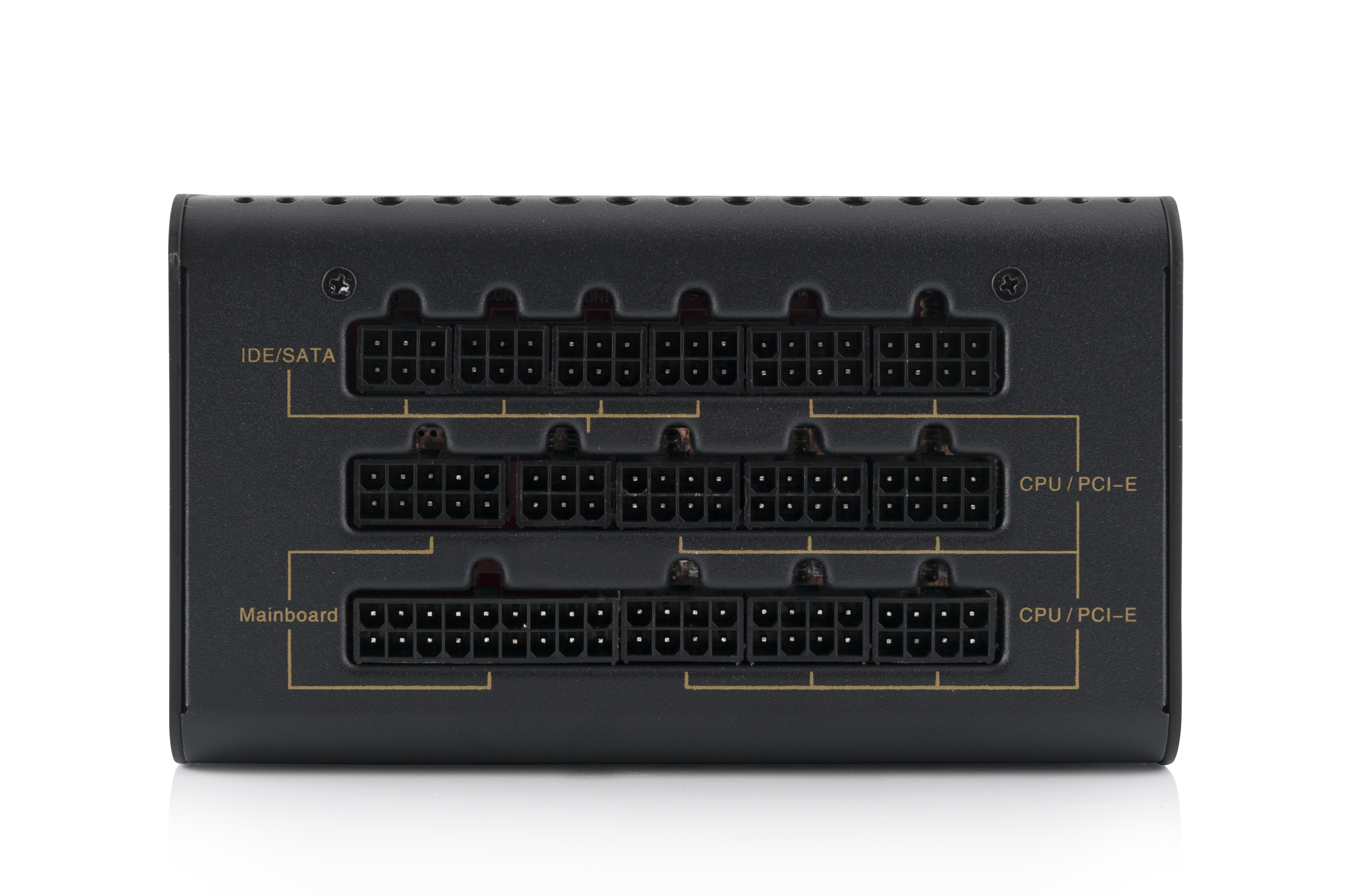 Primo piano di un alimentatore nero con più connettori etichettati 'IDE/SATA', 'Mainboard' e 'CPU/PCI-E'.