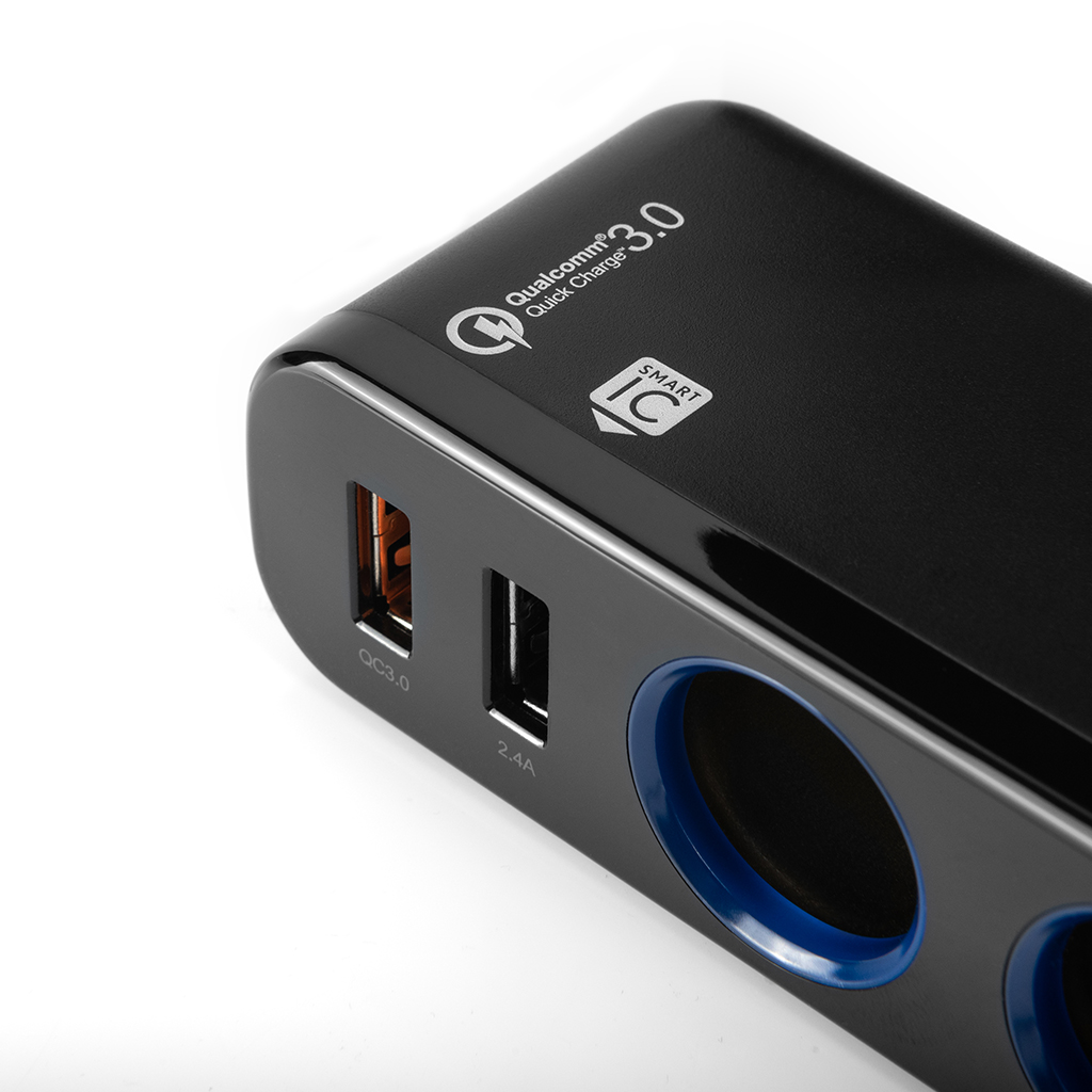 Czarna ładowarka samochodowa z portami USB i niebieskimi akcentami. Logo Quick Charge 3.0.
