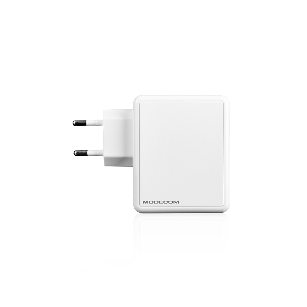 Biały zasilacz Modecom z bolcami, na białym tle. Adapter ma prostokątny kształt.