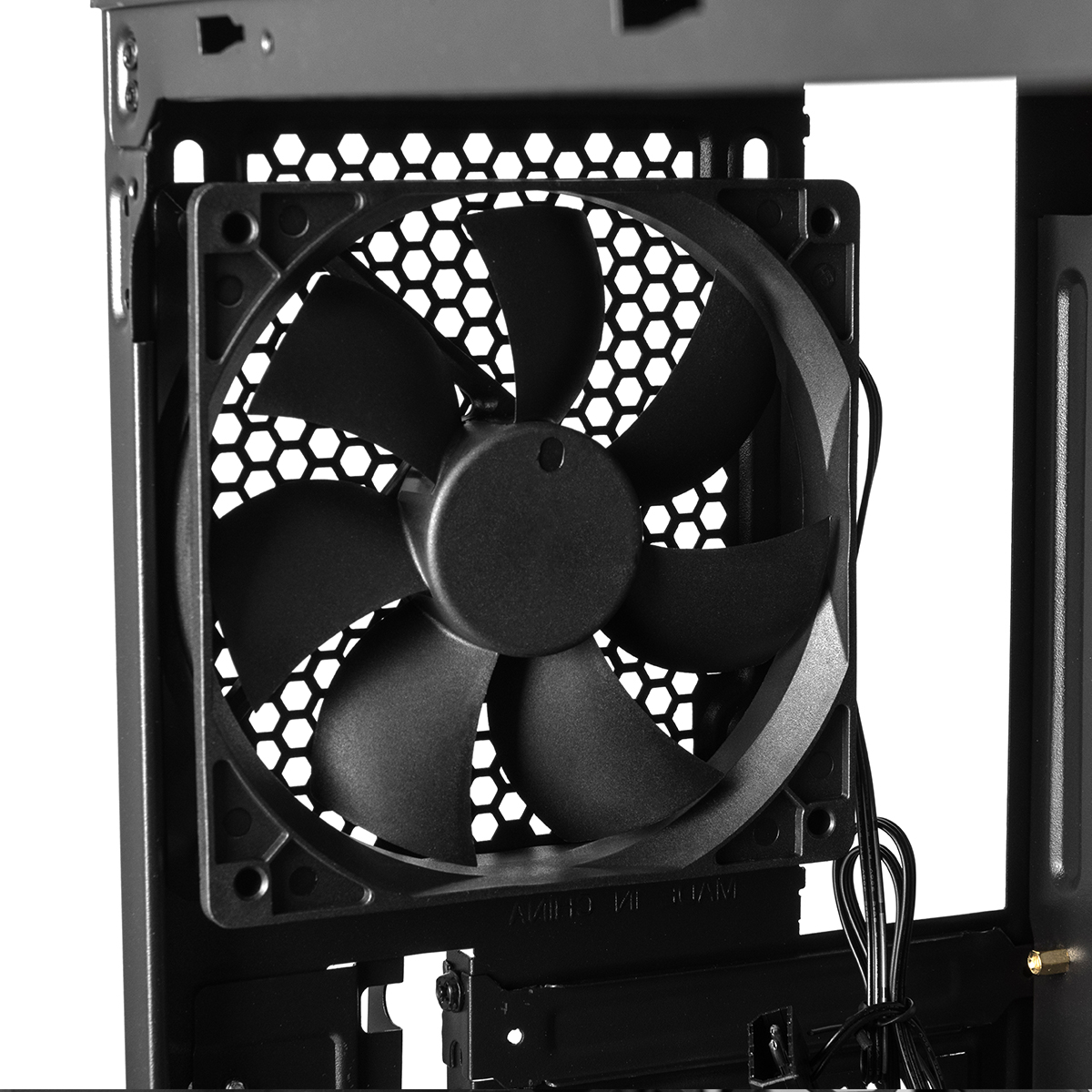 Czarny wentylator komputerowy z kratką o strukturze plastra miodu.