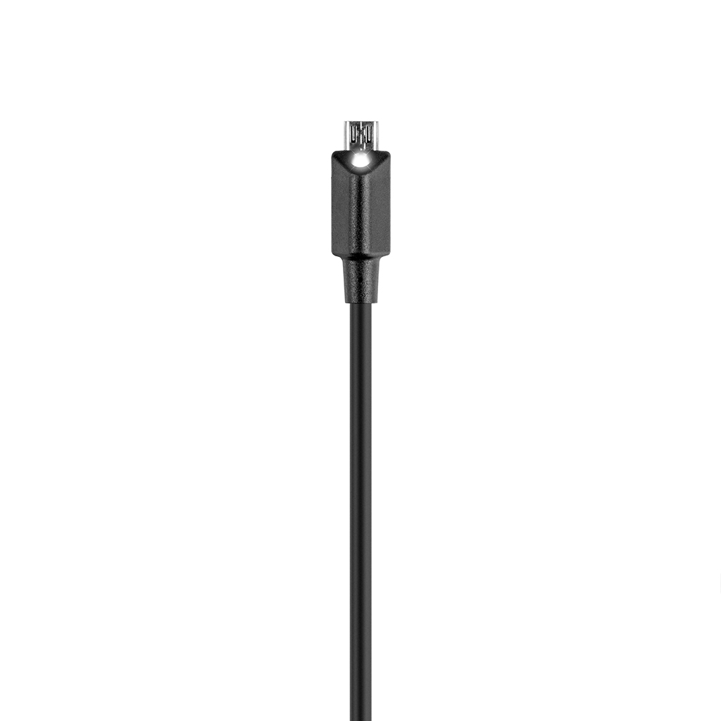 Czarny kabel USB z wtyczką micro USB. Białe tło.