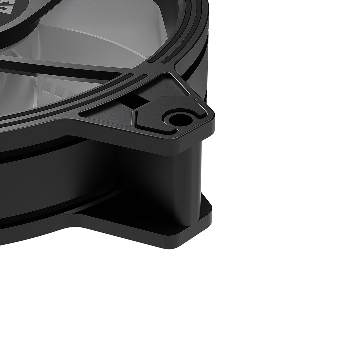 Róg czarnego wentylatora komputerowego. Łopatki niewidoczne, białe tło.