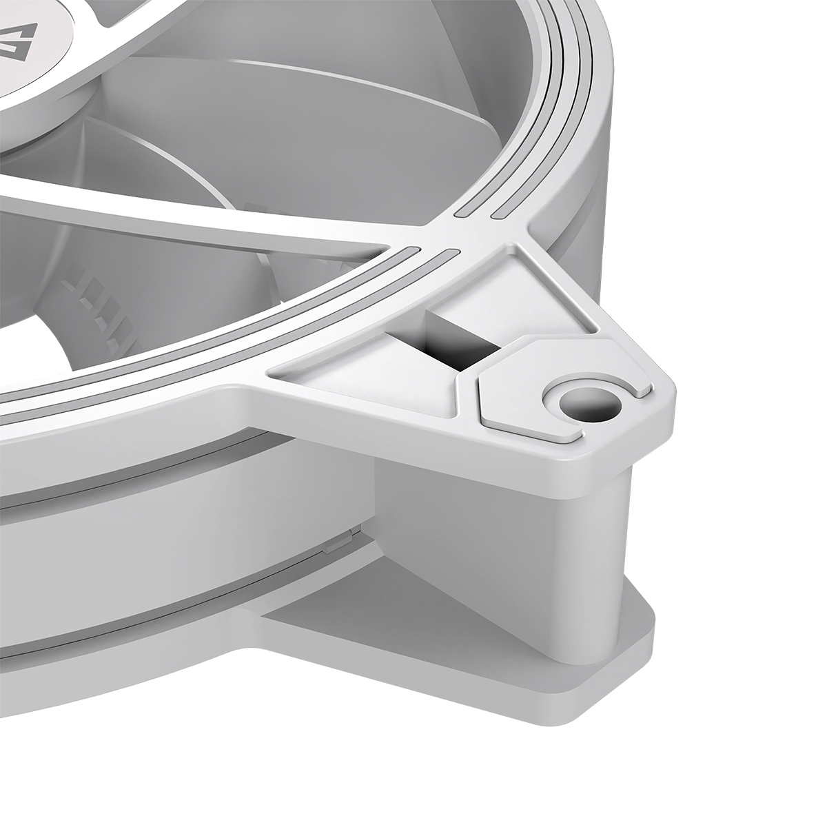 Zbliżenie rogu białego wentylatora komputerowego. Widoczny jest otwór montażowy i konstrukcja nośna.