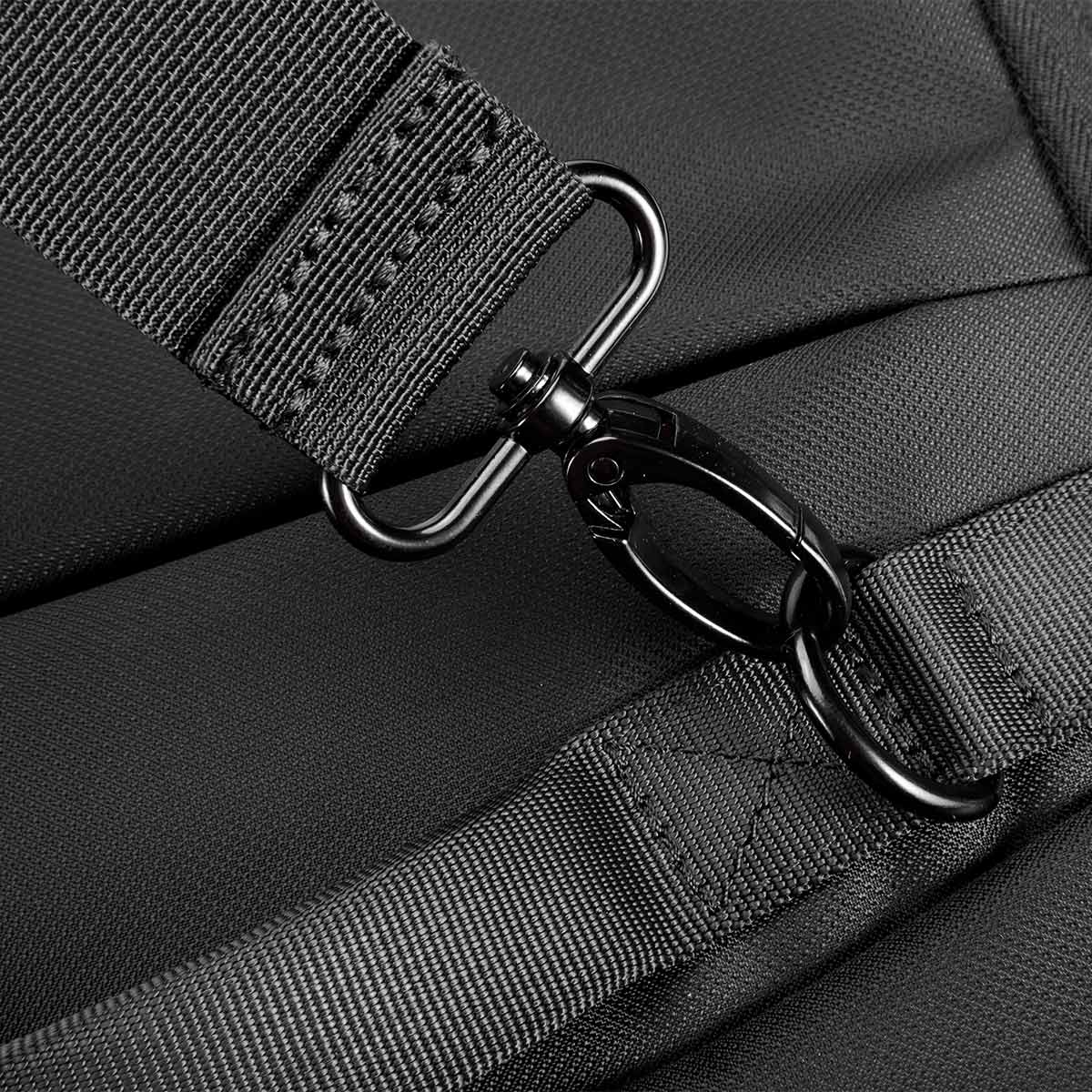 Zamknięty opiekacz do kanapek na metalowej powierzchni. Powierzchnia jest rozmyta.