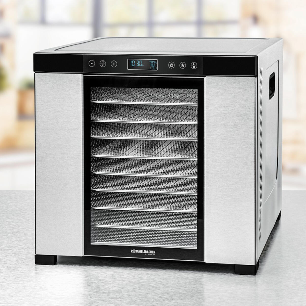 Déshydrateur alimentaire en acier inoxydable avec plateaux visibles ; la porte est fermée.