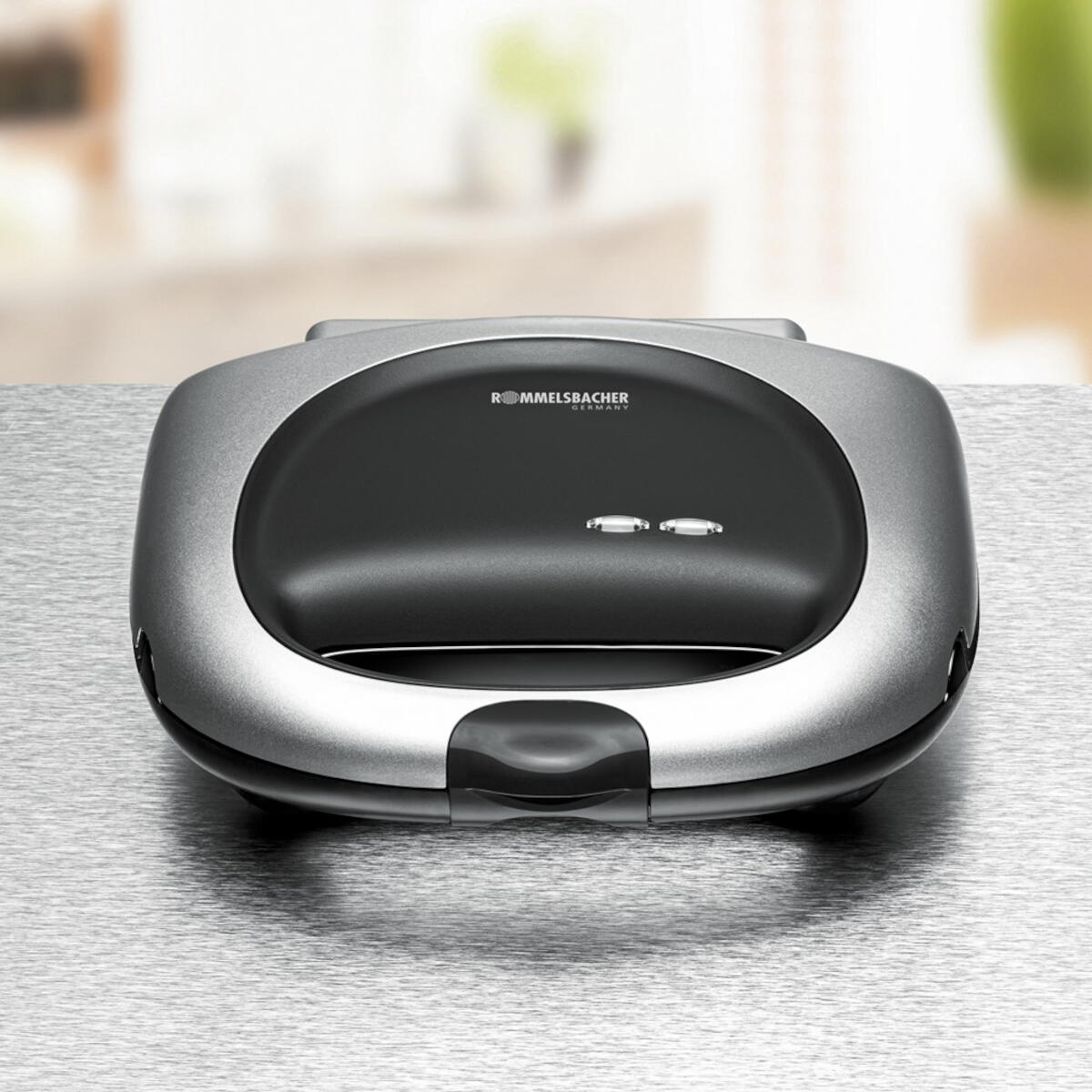 Suszarka do żywności z wieloma tacami wypełnionymi suszonymi owocami i warzywami.