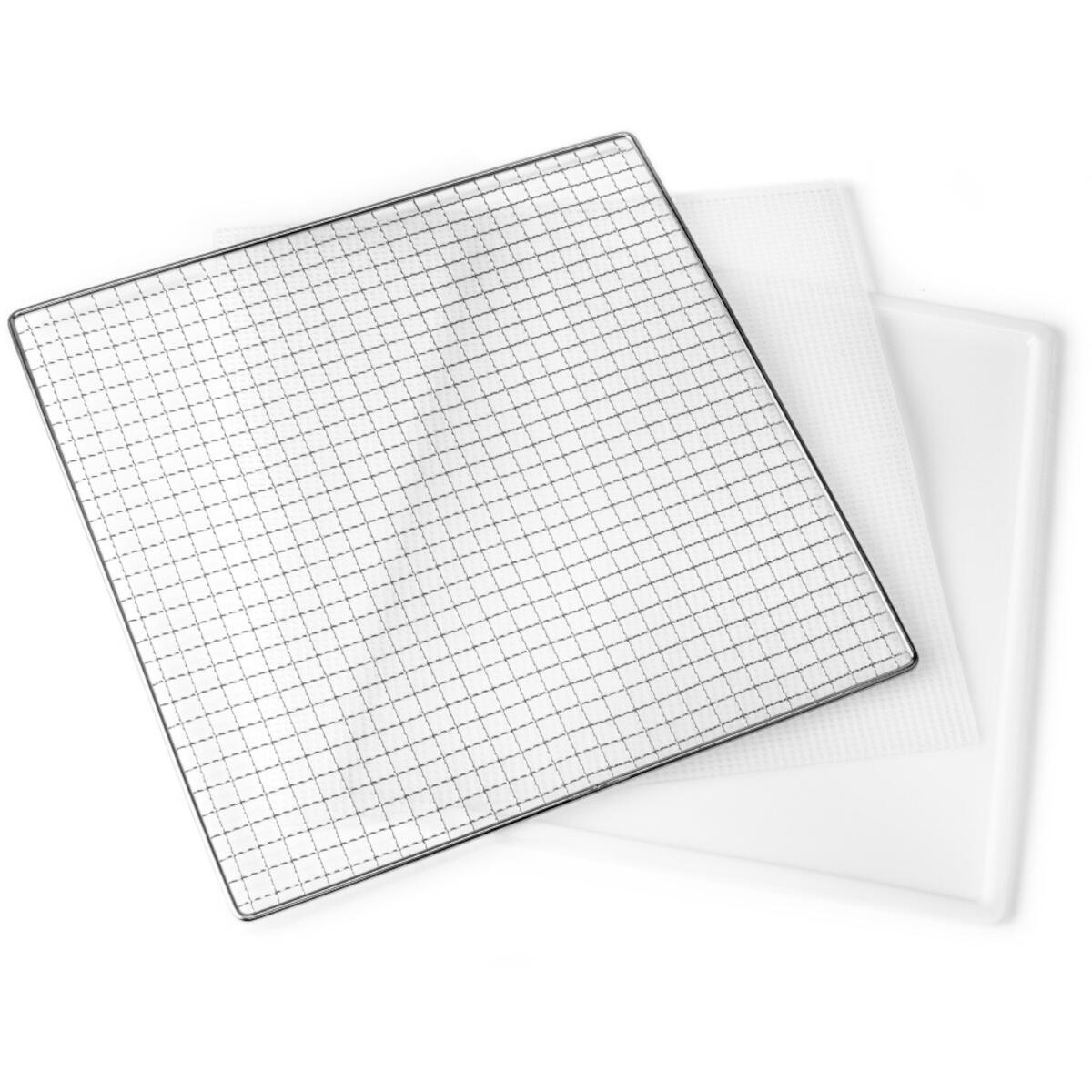 Une grille métallique sur une planche à découper blanche. L'ensemble est sur fond blanc.