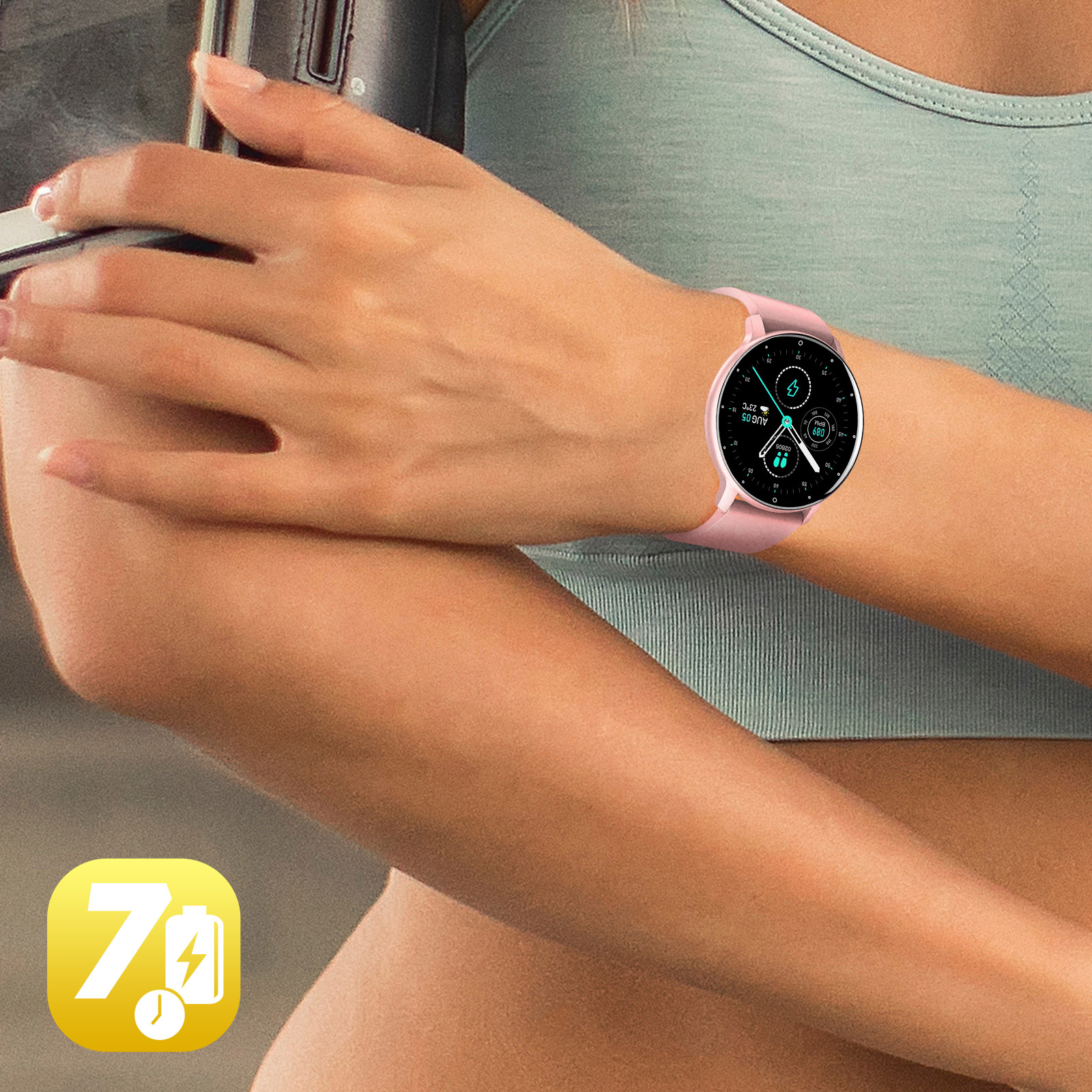 Une smartwatch rose au poignet, avec un logo de batterie de 7 jours et du texte.