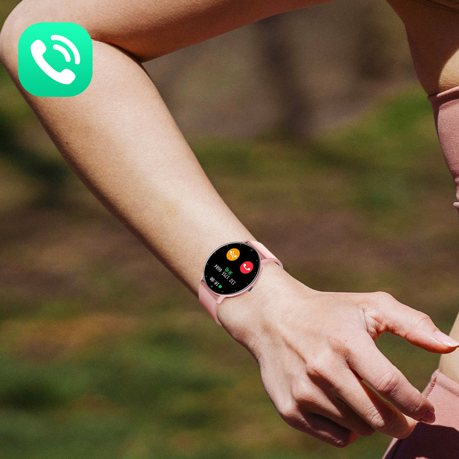 Poignet d'une personne avec une smartwatch rose. Affiche un écran d'appel avec des boutons d'appel et de rejet.
