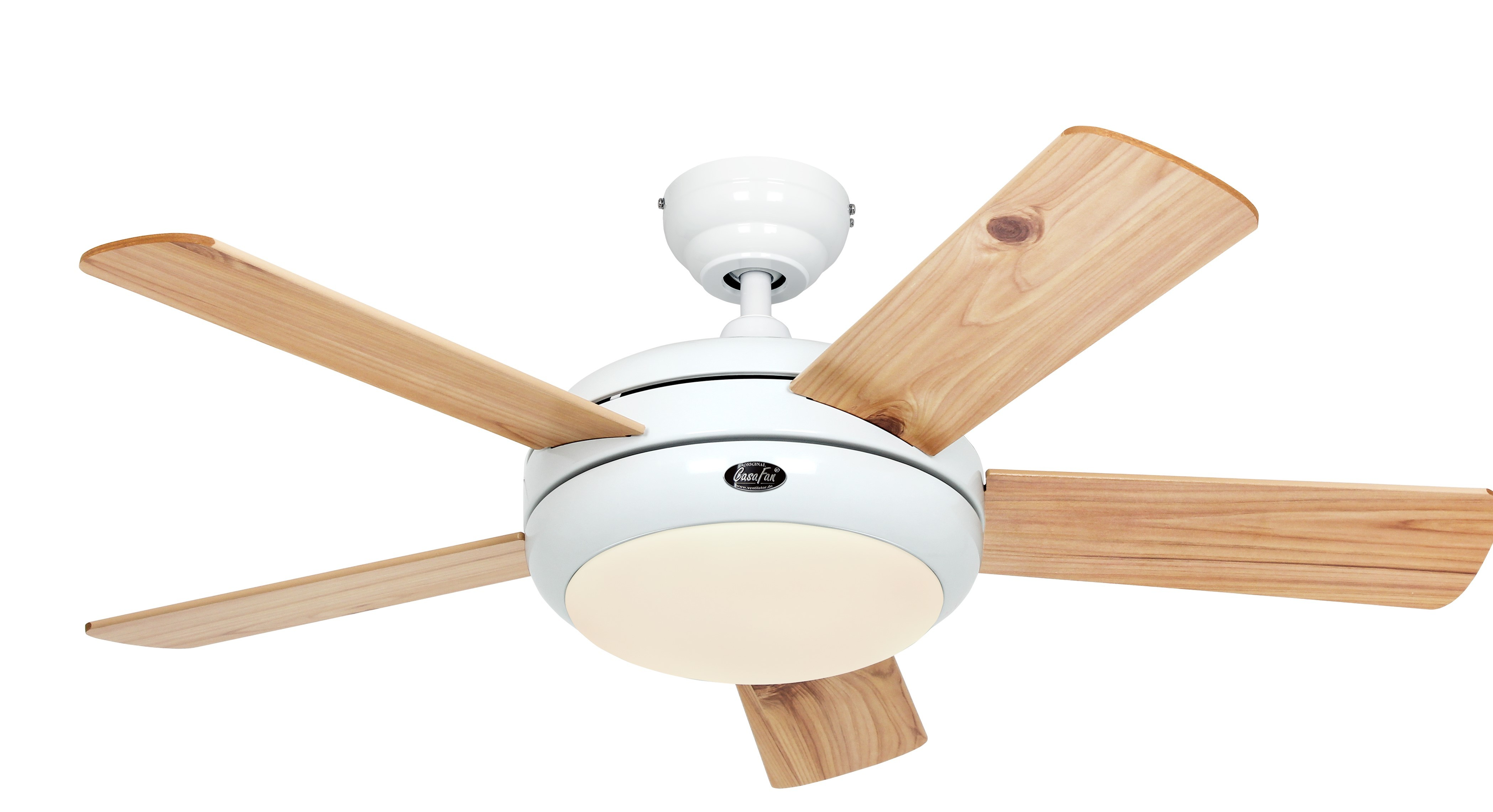 Ventilatore a soffitto con corpo bianco, pale in legno chiaro e lampada bianca.