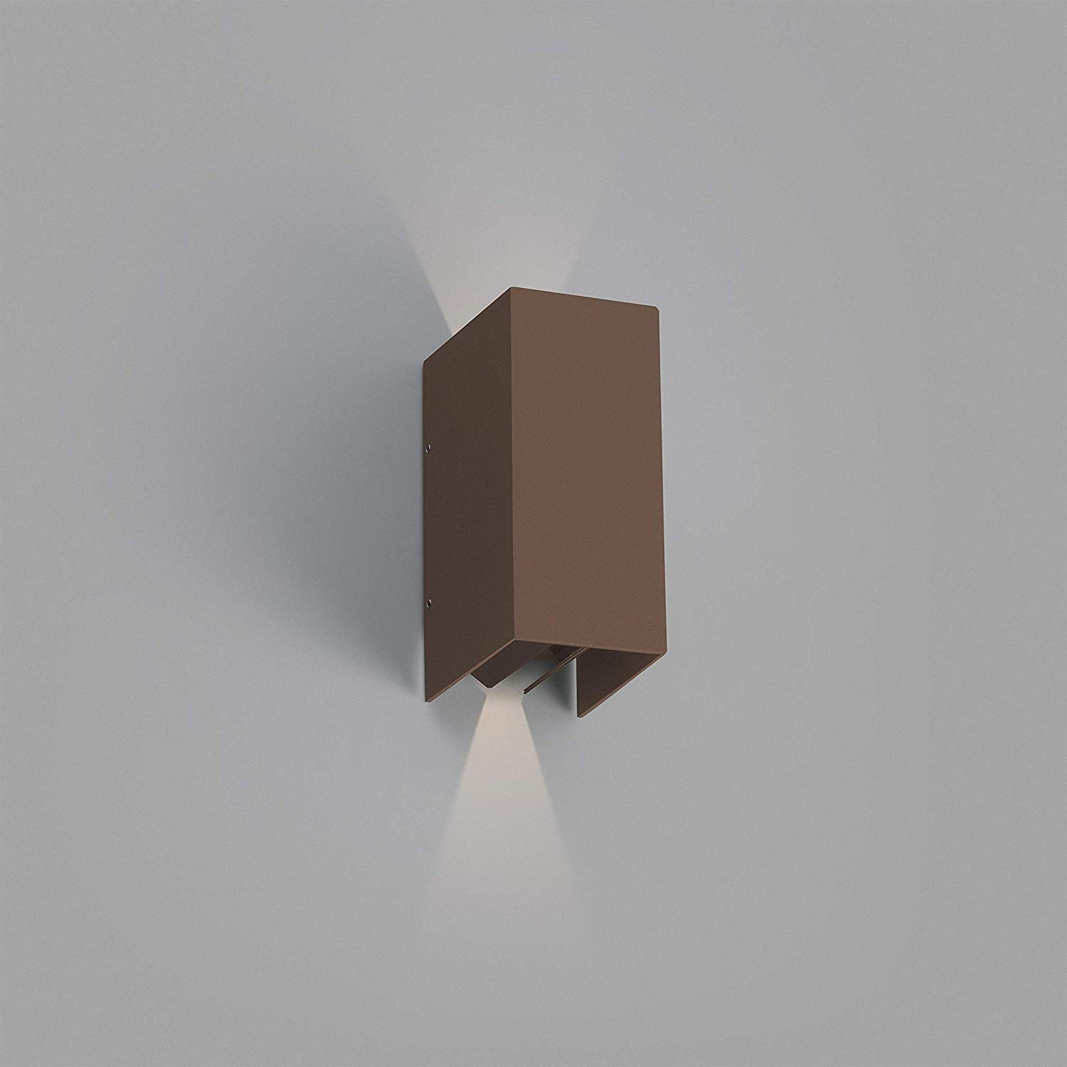 Applique rettangolare marrone con due fasci di luce rivolti verso il basso su un muro grigio.