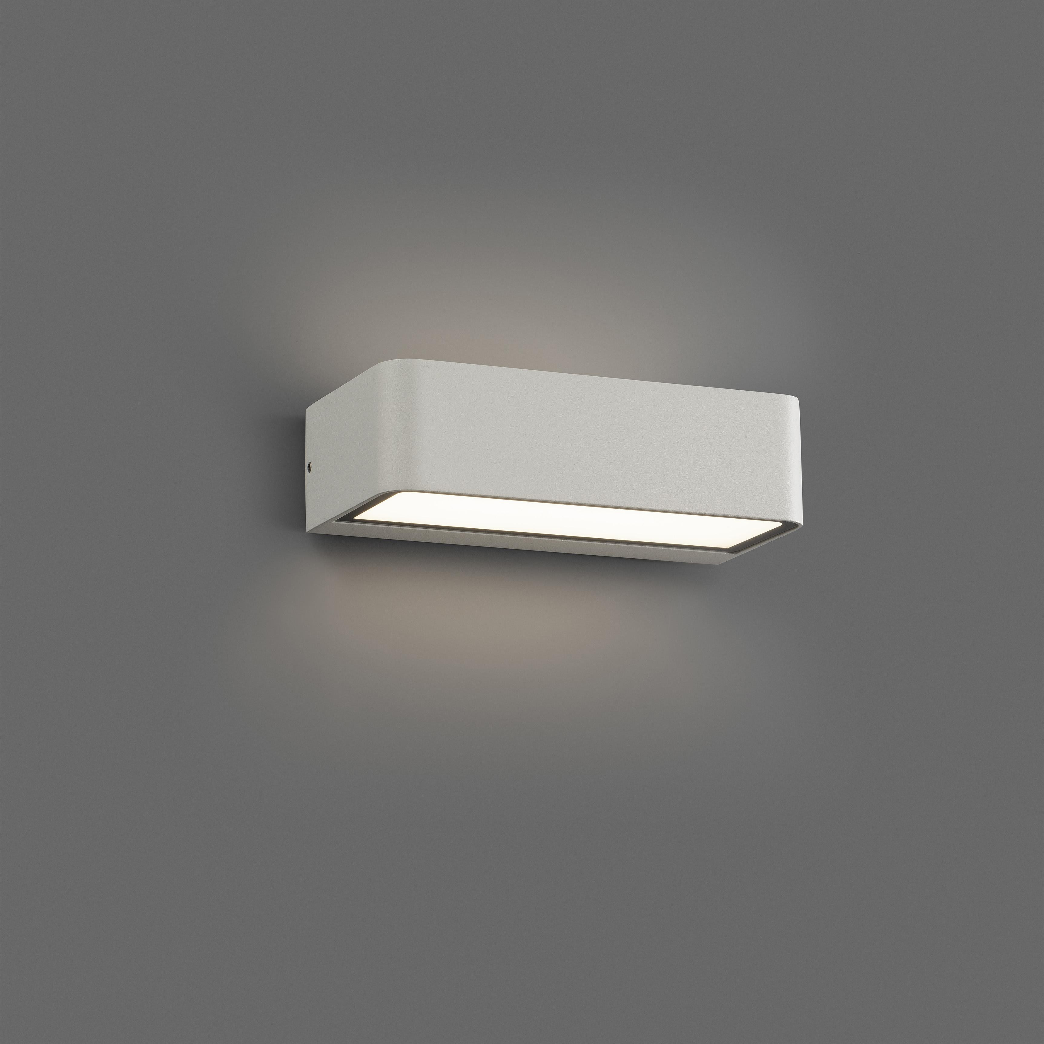 Applique rettangolare bianca, che emette luce verso il basso. Montata su un muro grigio.