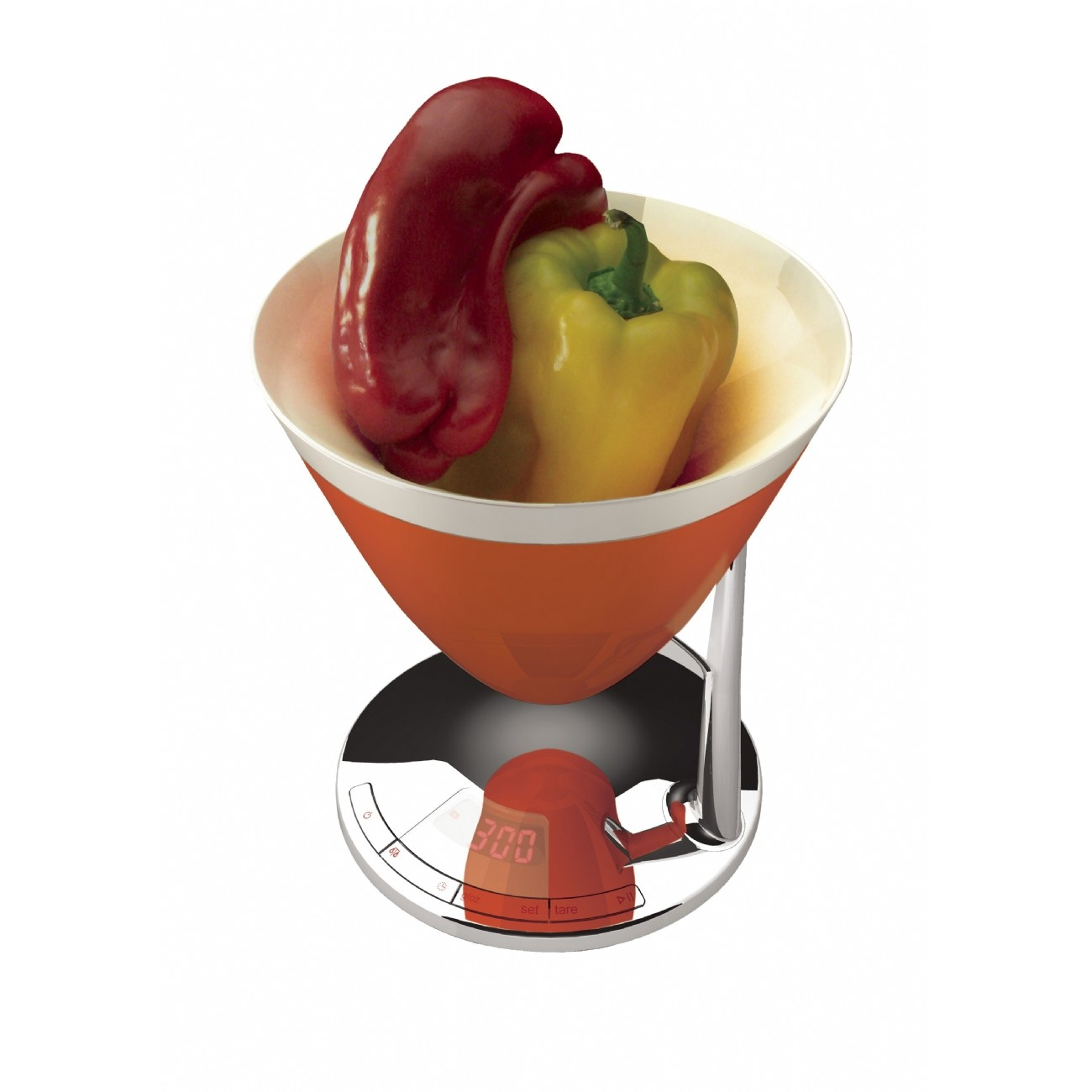 Bilancia da cucina arancione con due peperoni dentro. Uno rosso, uno giallo, sfondo bianco.
