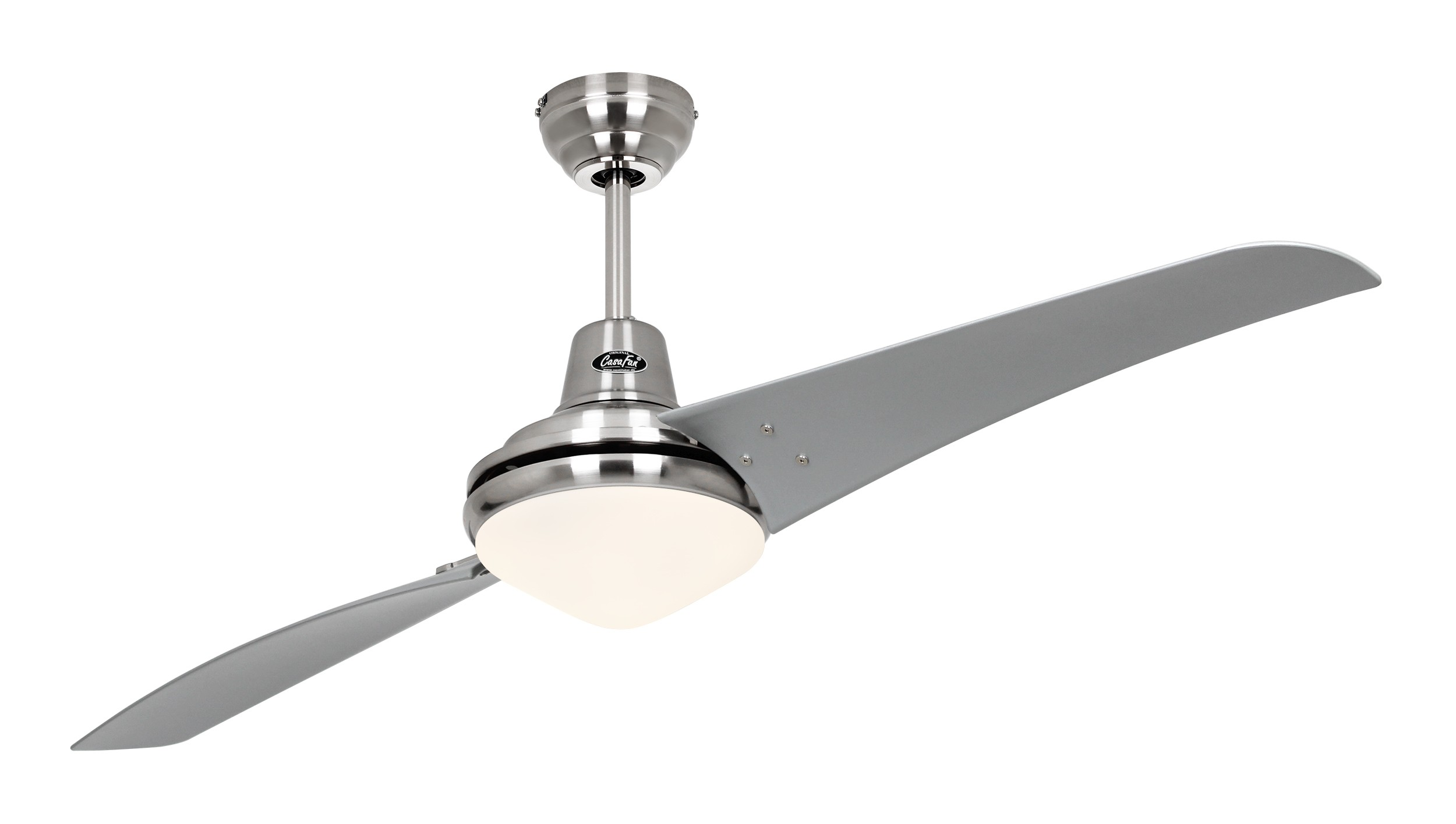 Ventilatore da soffitto con pale argentate e un'apparecchio di illuminazione.