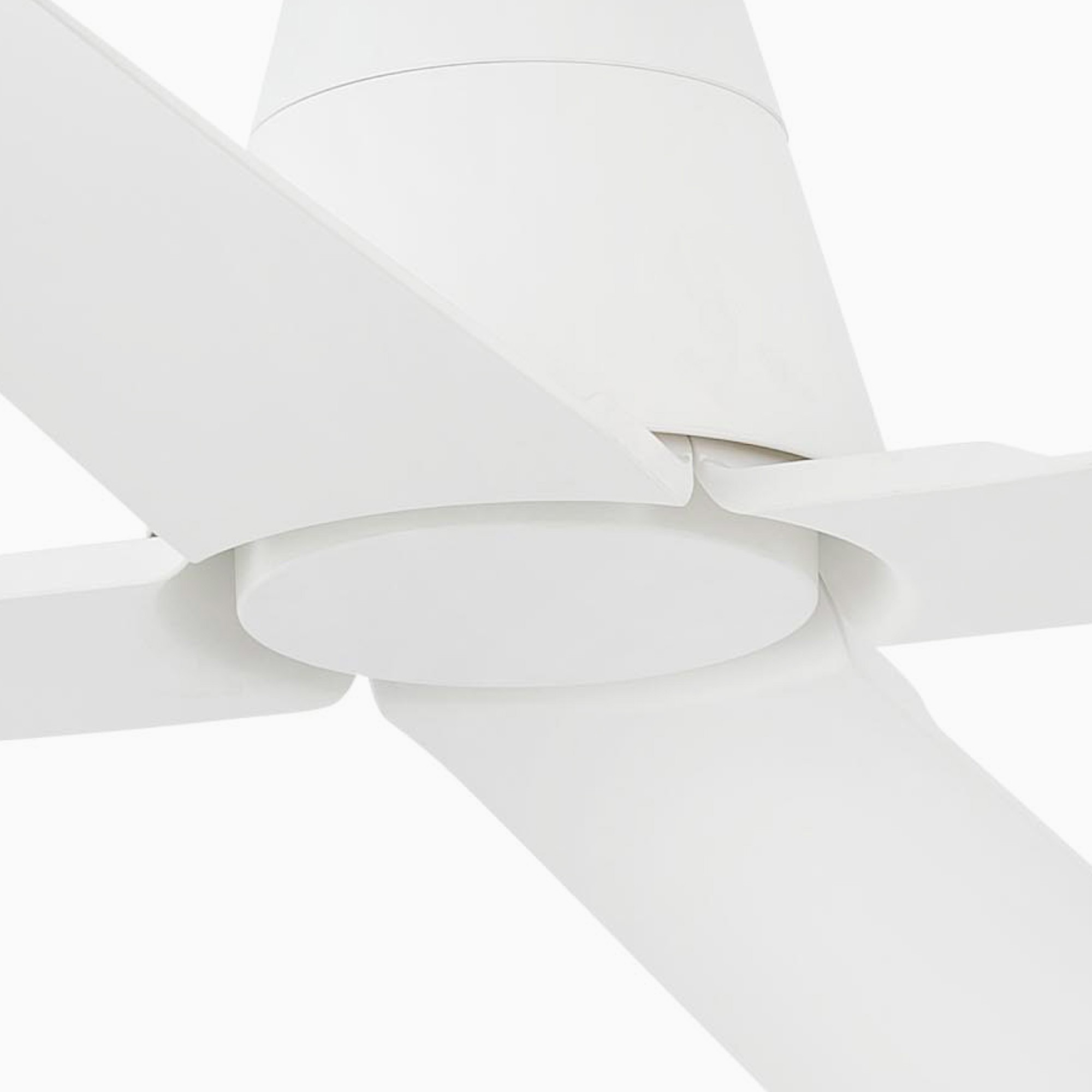 Primo piano di un ventilatore da soffitto bianco con quattro pale.