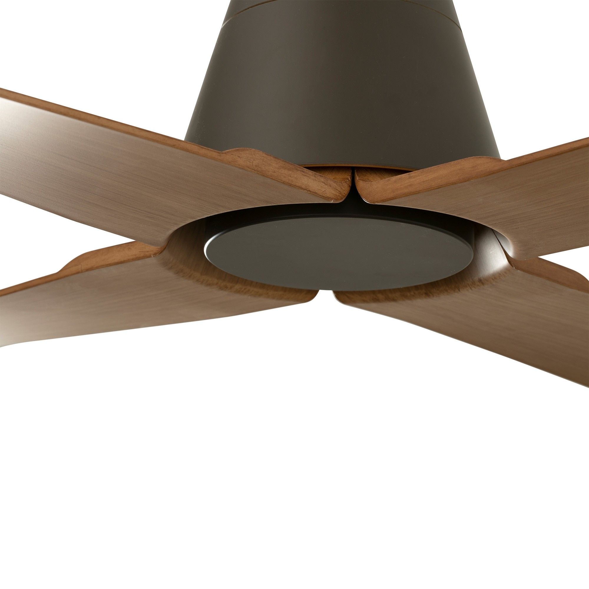 Nahaufnahme eines Deckenventilators mit braunen Flügeln und dunklem Mittelteil.
