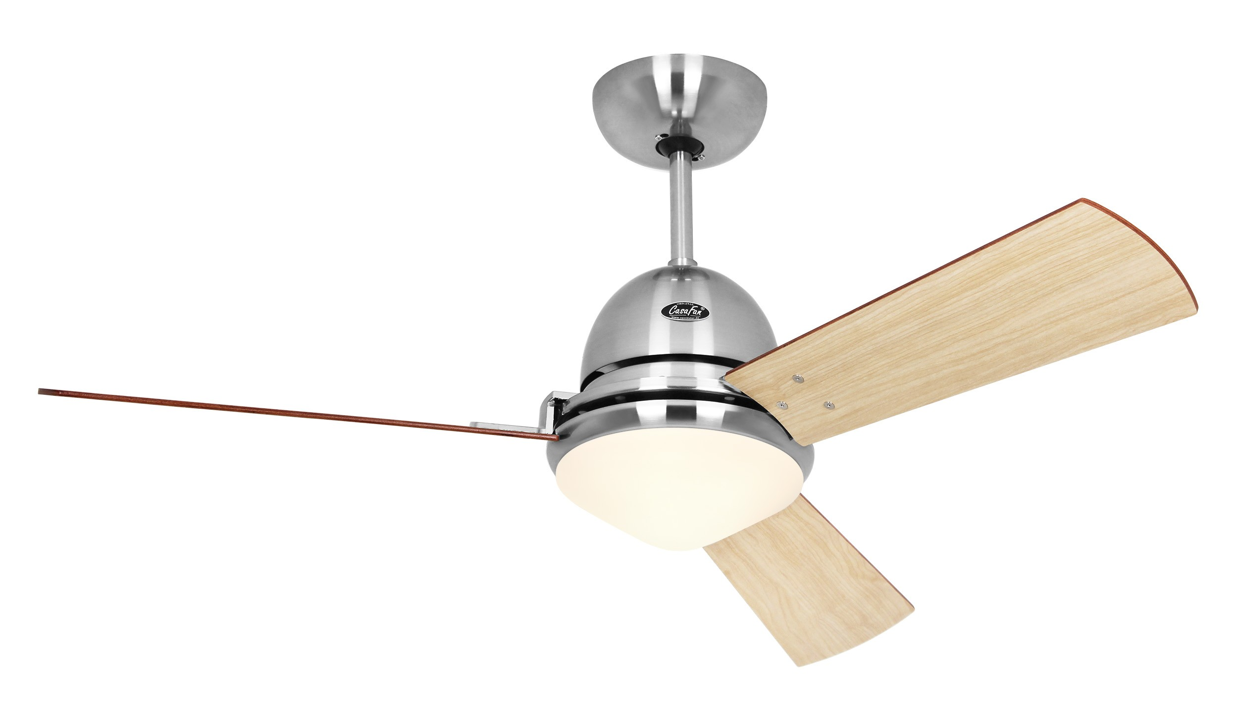 Silberner Deckenventilator mit drei hellen Holzblättern. Weißer Hintergrund.