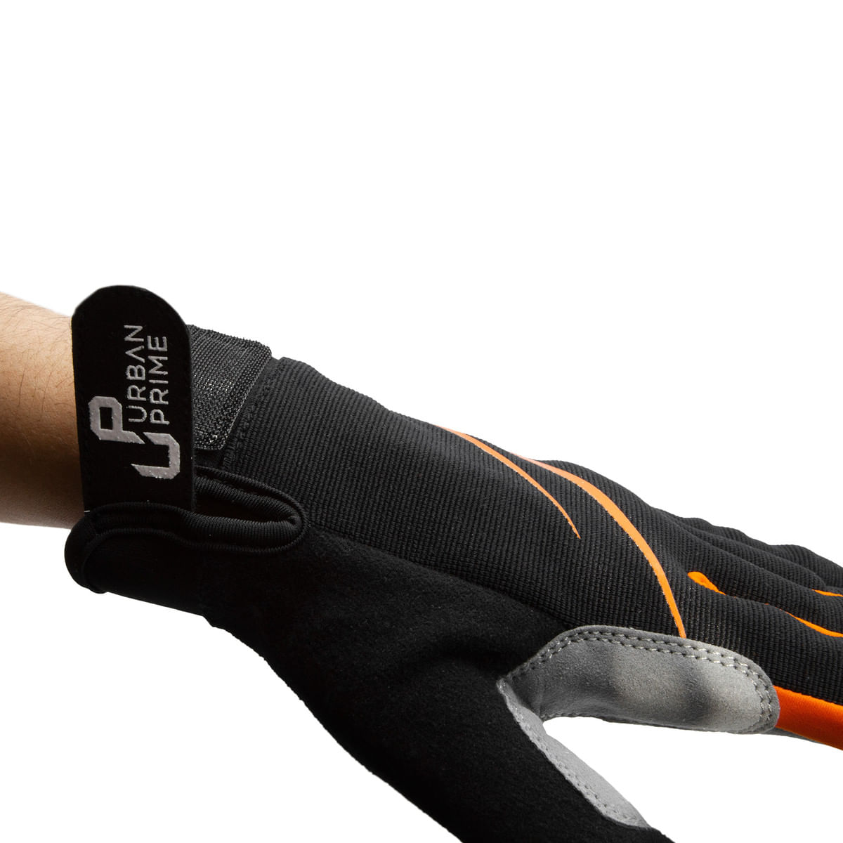 Mano che indossa un guanto da ciclismo nero e arancione. Sfondo bianco.