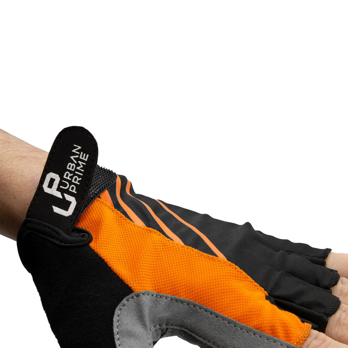 Mano con guanti senza dita neri, arancioni e grigi. Fascia nera con marchio.