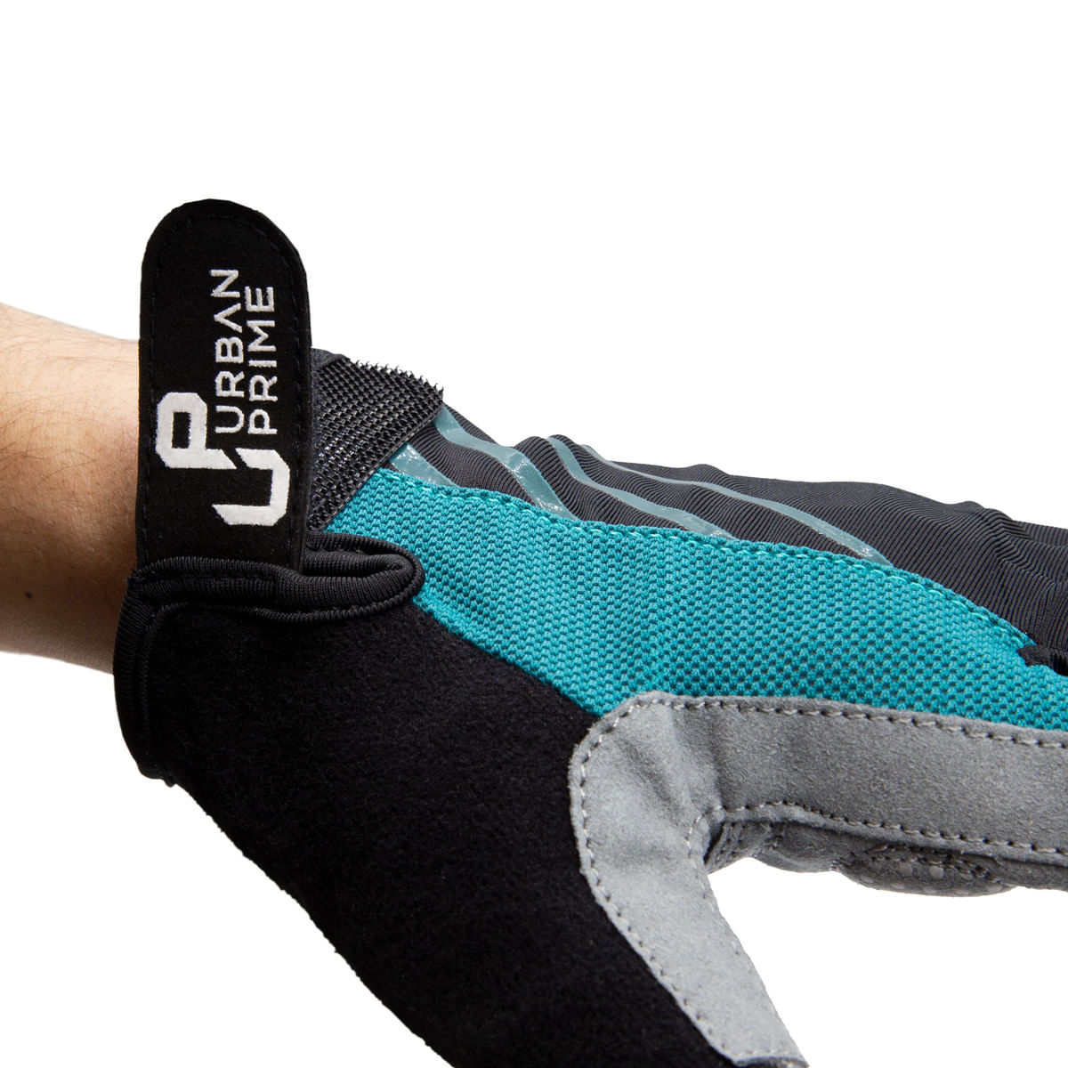 Primo piano di una mano che indossa un guanto da ciclismo nero, turchese e grigio.