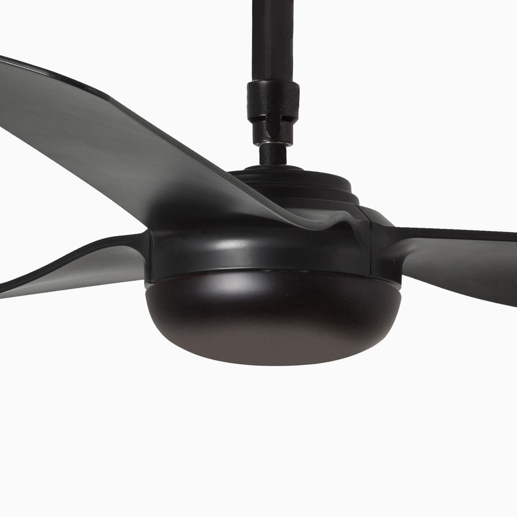 Ventilatore da soffitto nero a tre pale su sfondo bianco.