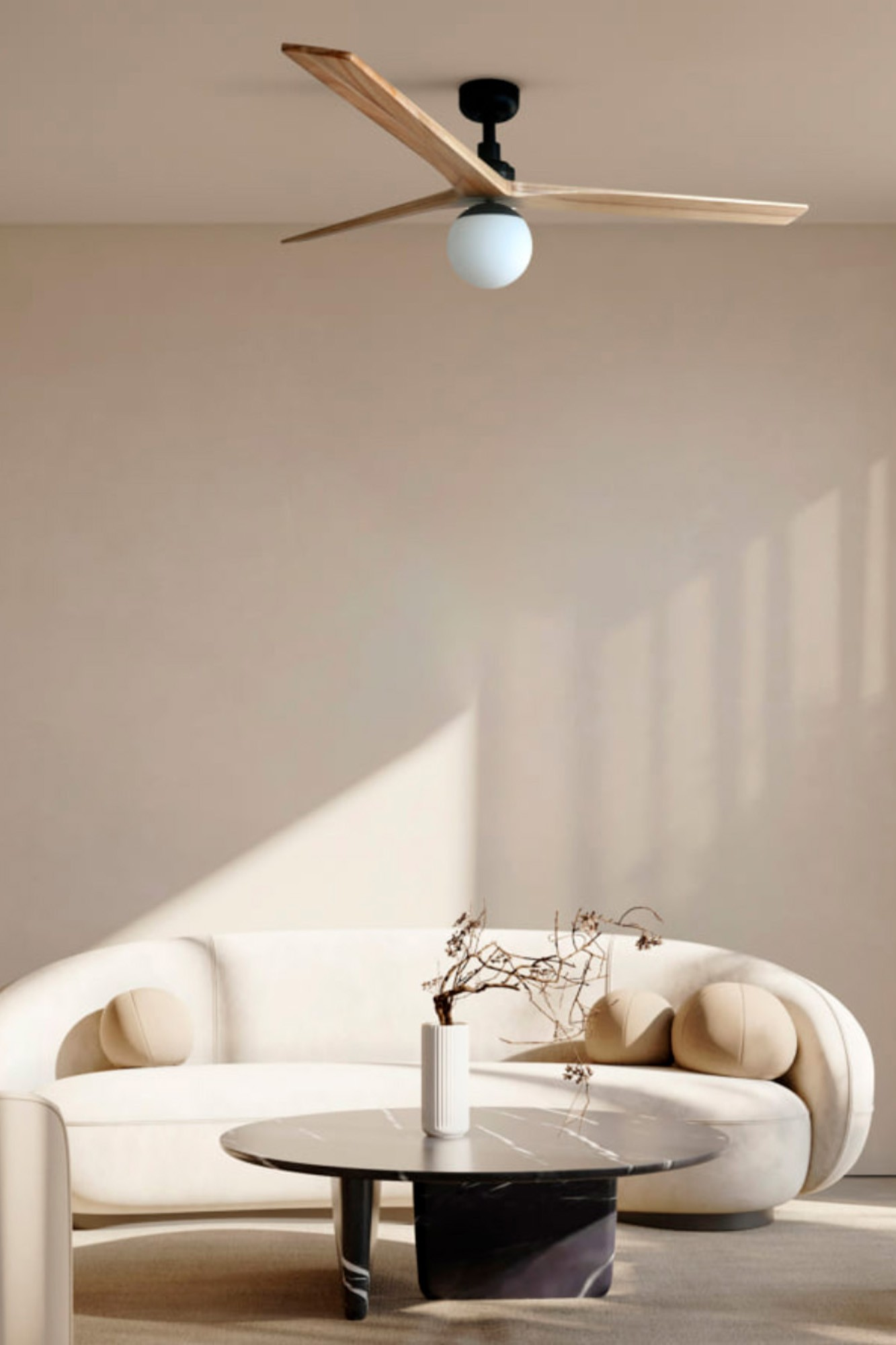 Wohnzimmer mit weißem Sofa, Couchtisch und Deckenventilator aus Holz.