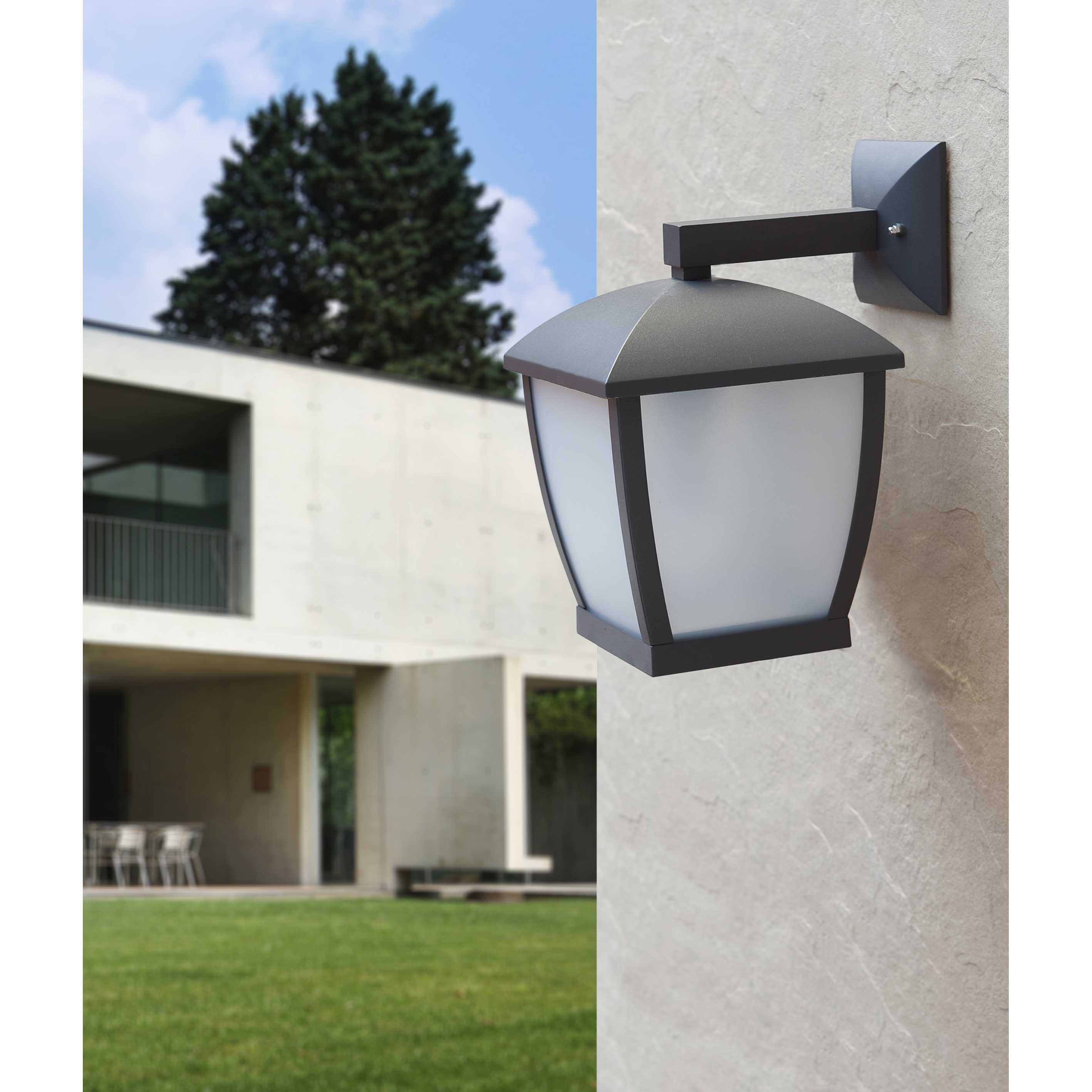 Außenwandleuchte mit quadratischem Design an einer strukturierten Wand.