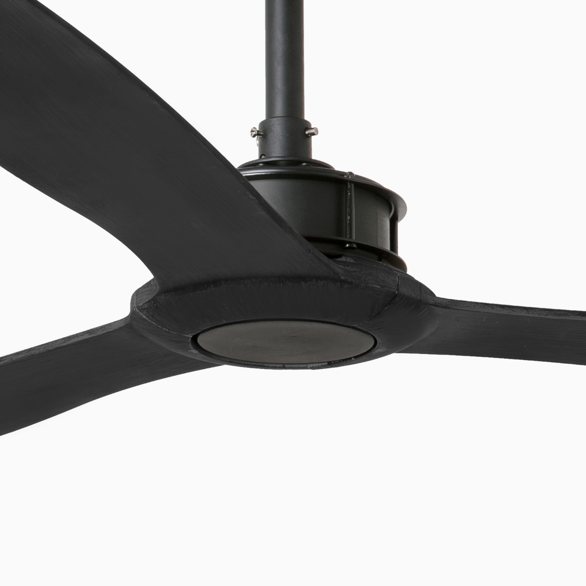 Primo piano di un ventilatore da soffitto nero a tre pale su sfondo bianco.