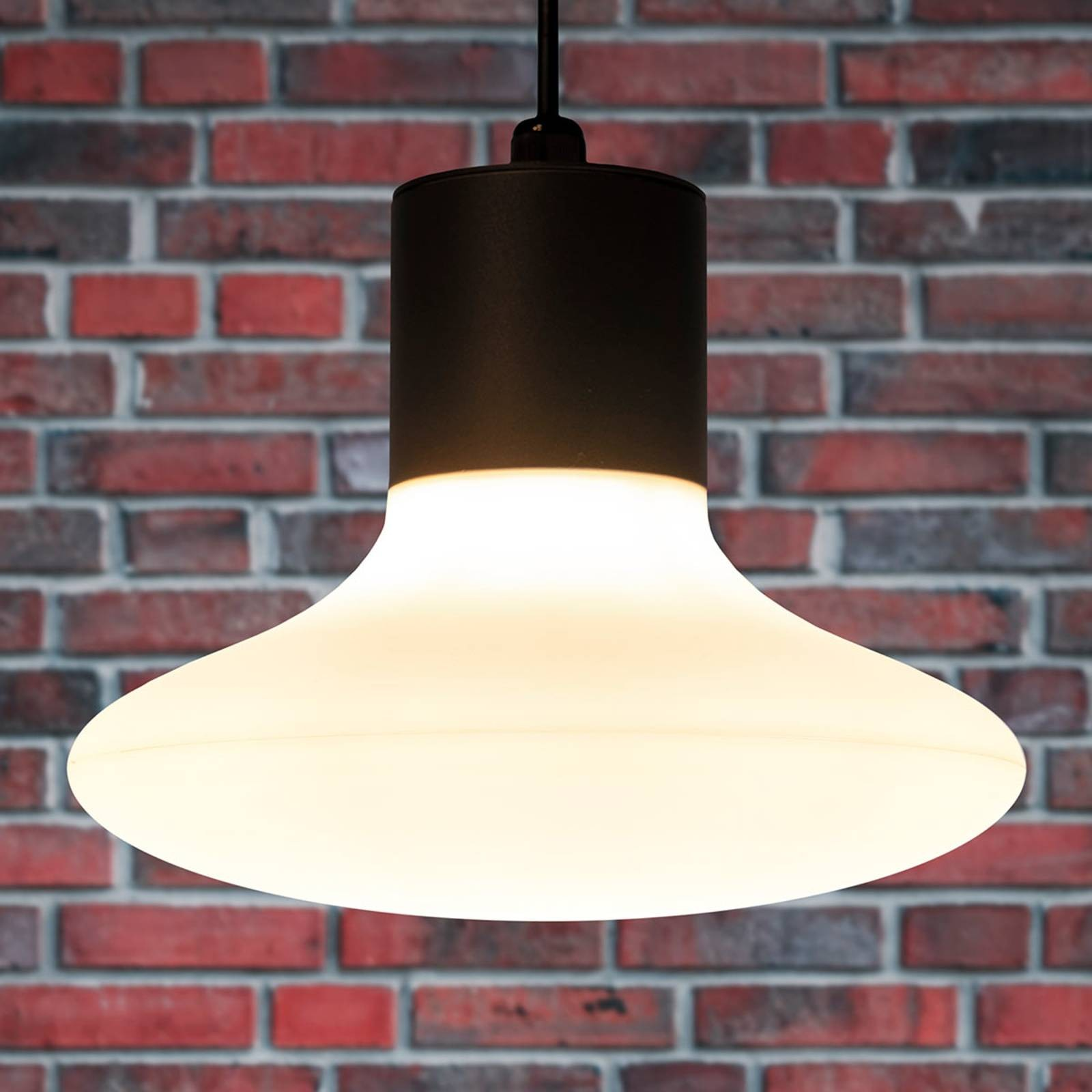 Lampada a sospensione moderna con parte superiore nera e base bianca arrotondata.