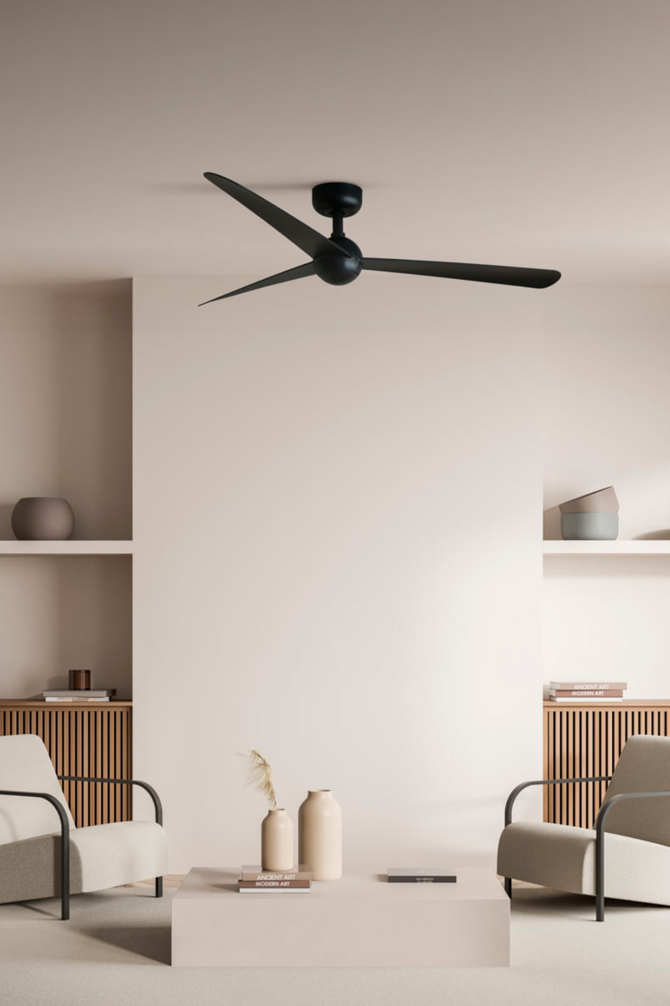Wohnzimmer mit schwarzem Deckenventilator, zwei Sesseln und einem Couchtisch.