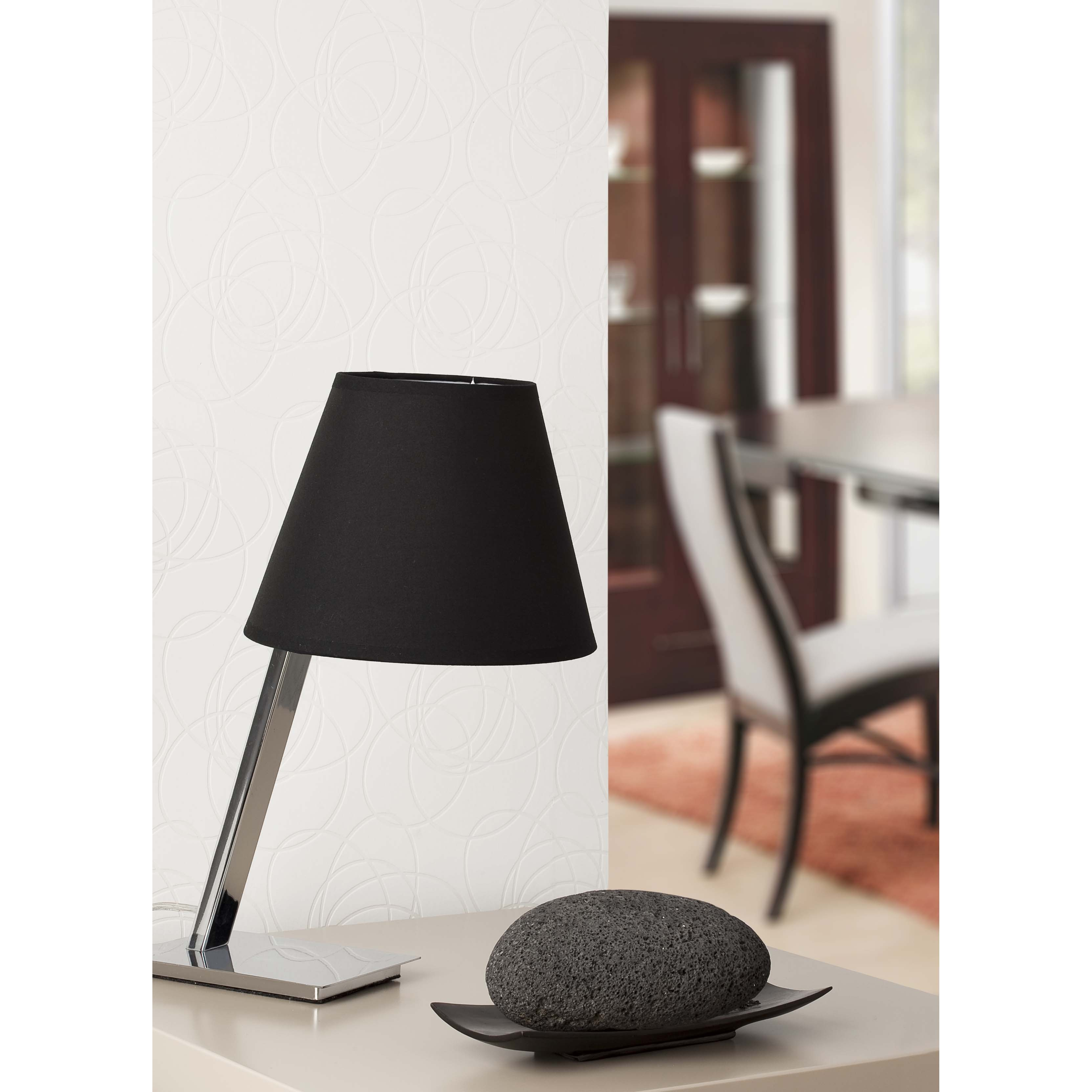 Lampada da tavolo con paralume nero e pietra nera su un vassoio nero su un tavolo.