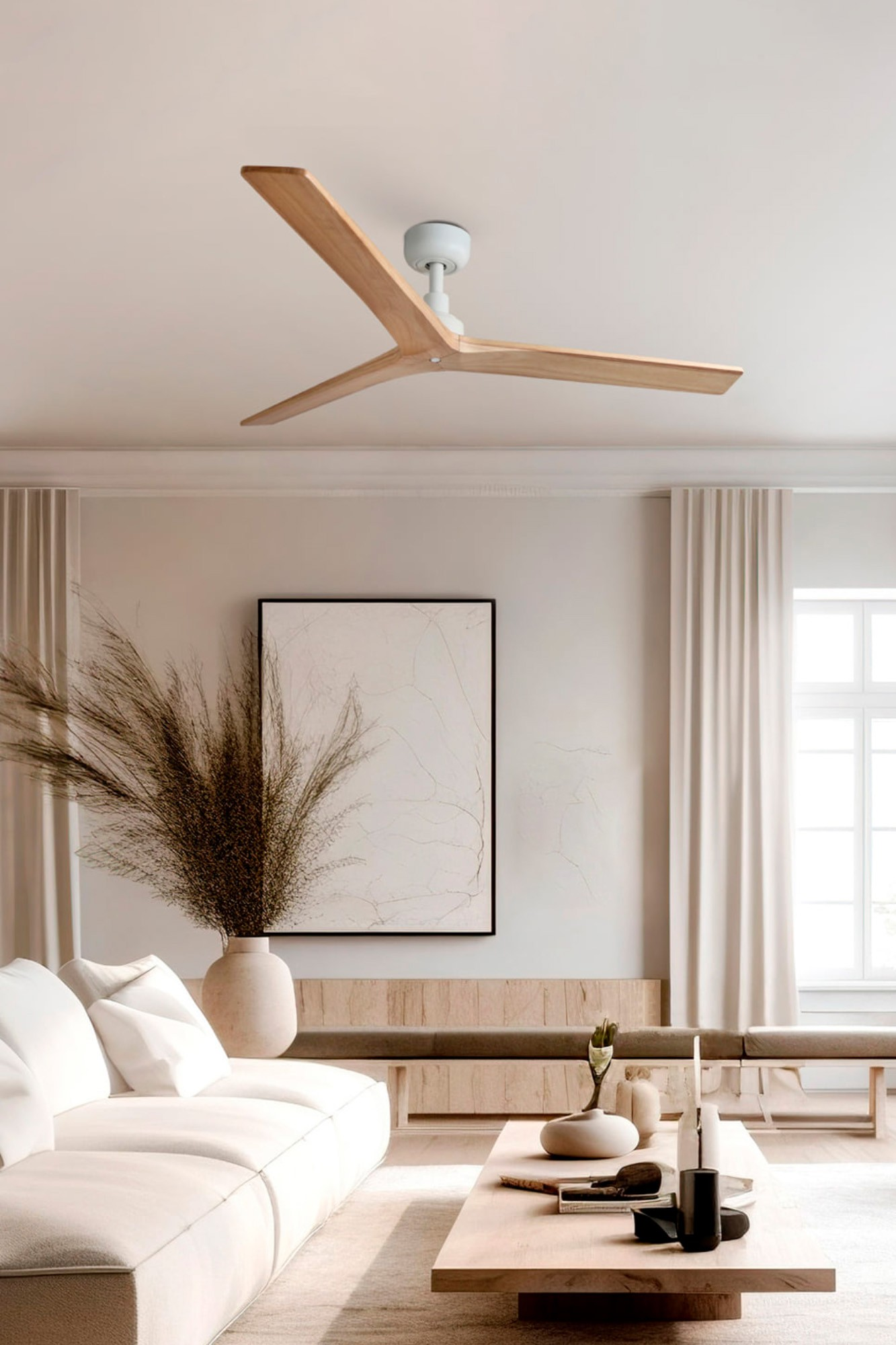 Deckenventilator mit Holzblättern über einem Wohnzimmer. Sofa, Vase und Tisch im Blick.