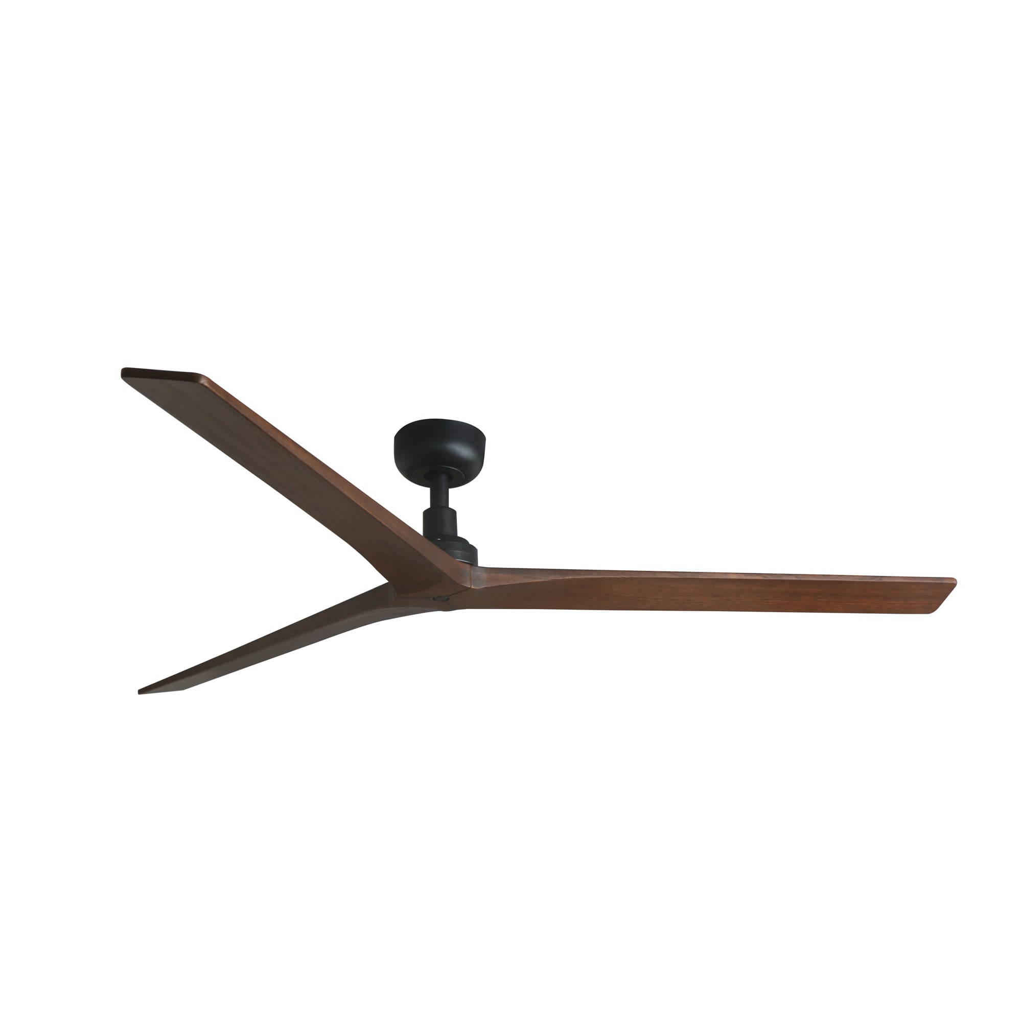 Deckenventilator mit drei Holzblättern an weißer Decke. Schwarzer Motor in der Mitte.