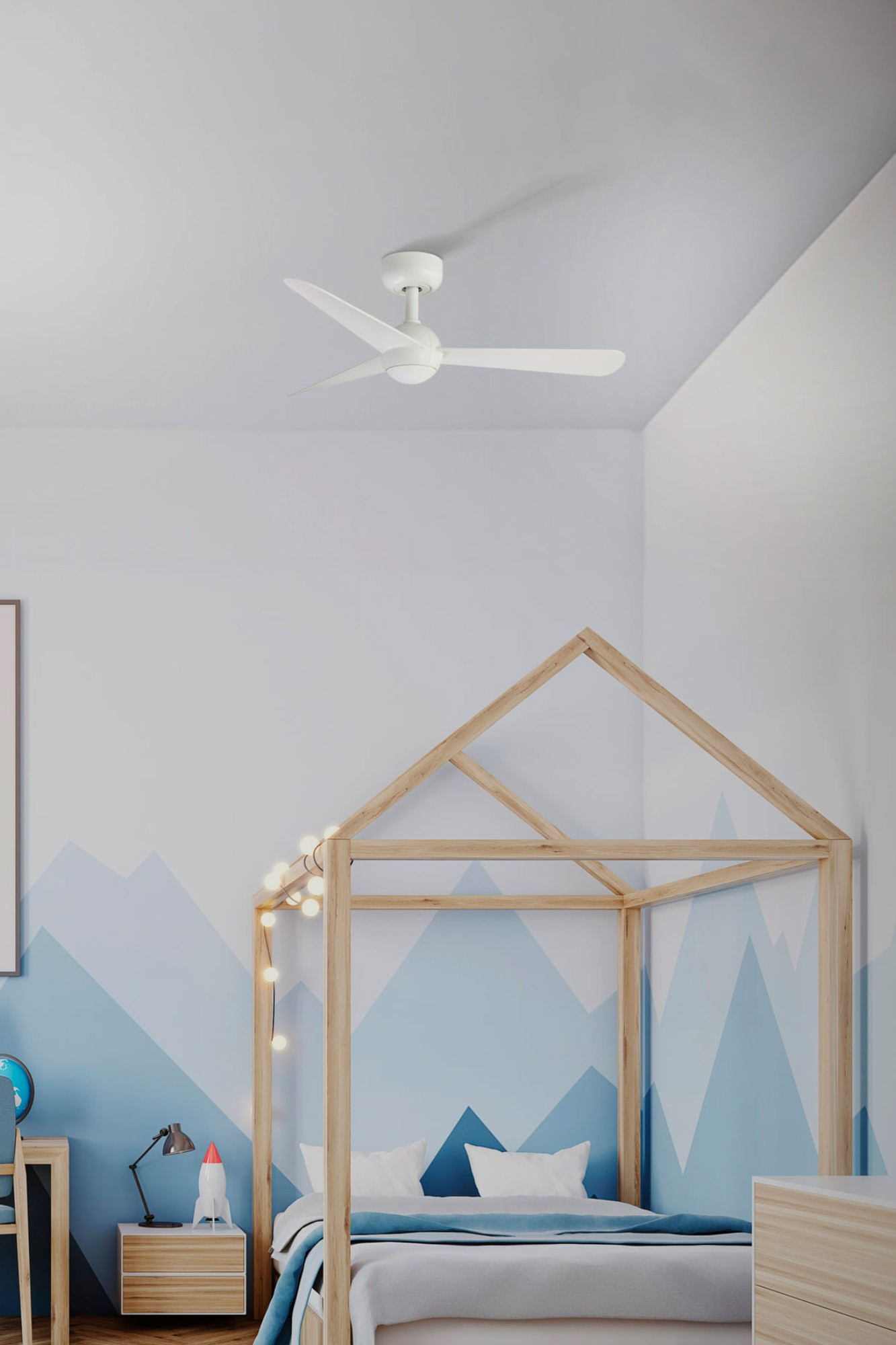 Ventilatore da soffitto bianco in camera da letto con letto a forma di casa, murale montagna blu.