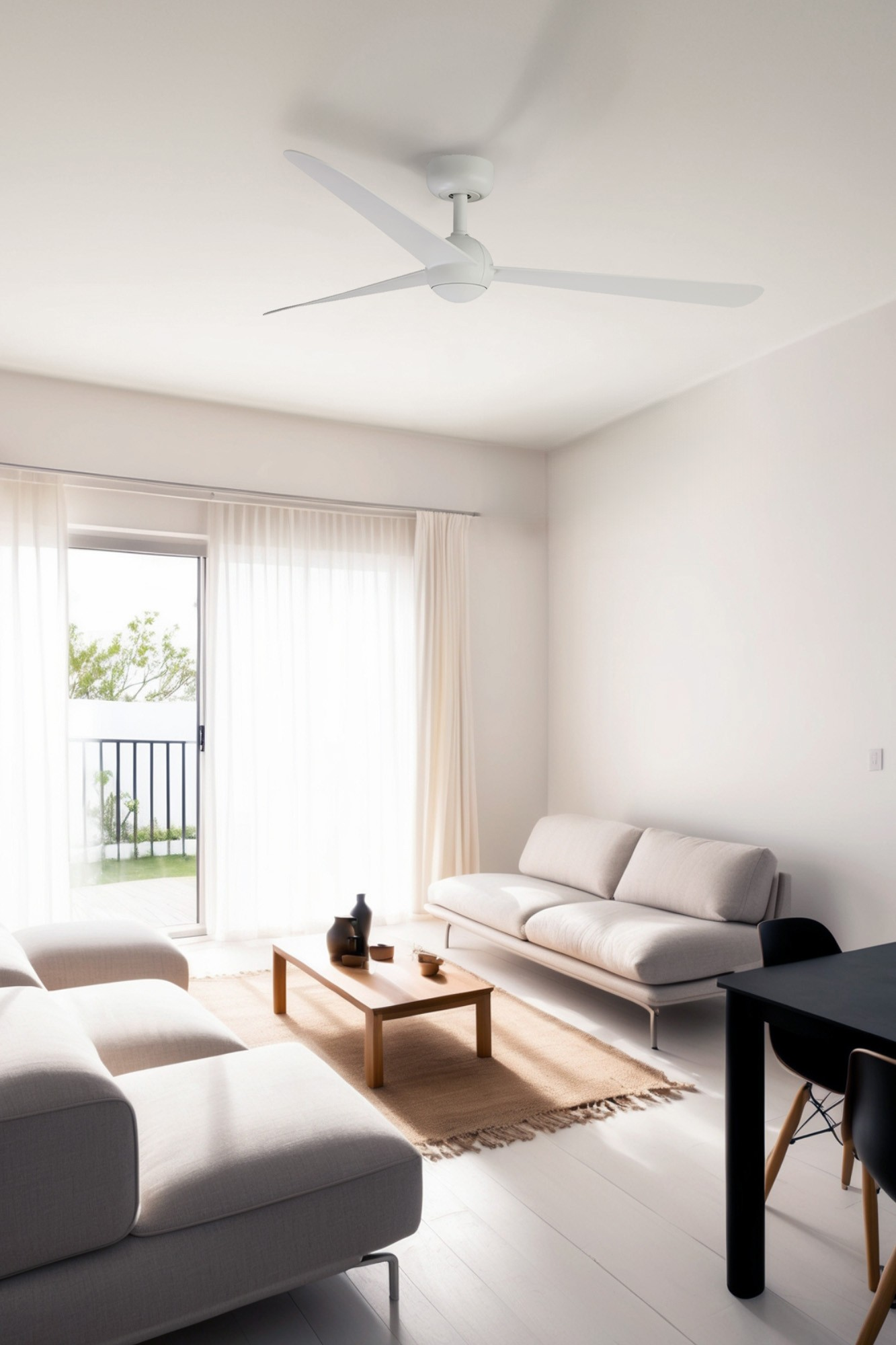 Weißer Deckenventilator in einem Wohnzimmer mit Sofa, Couchtisch und Vorhängen.