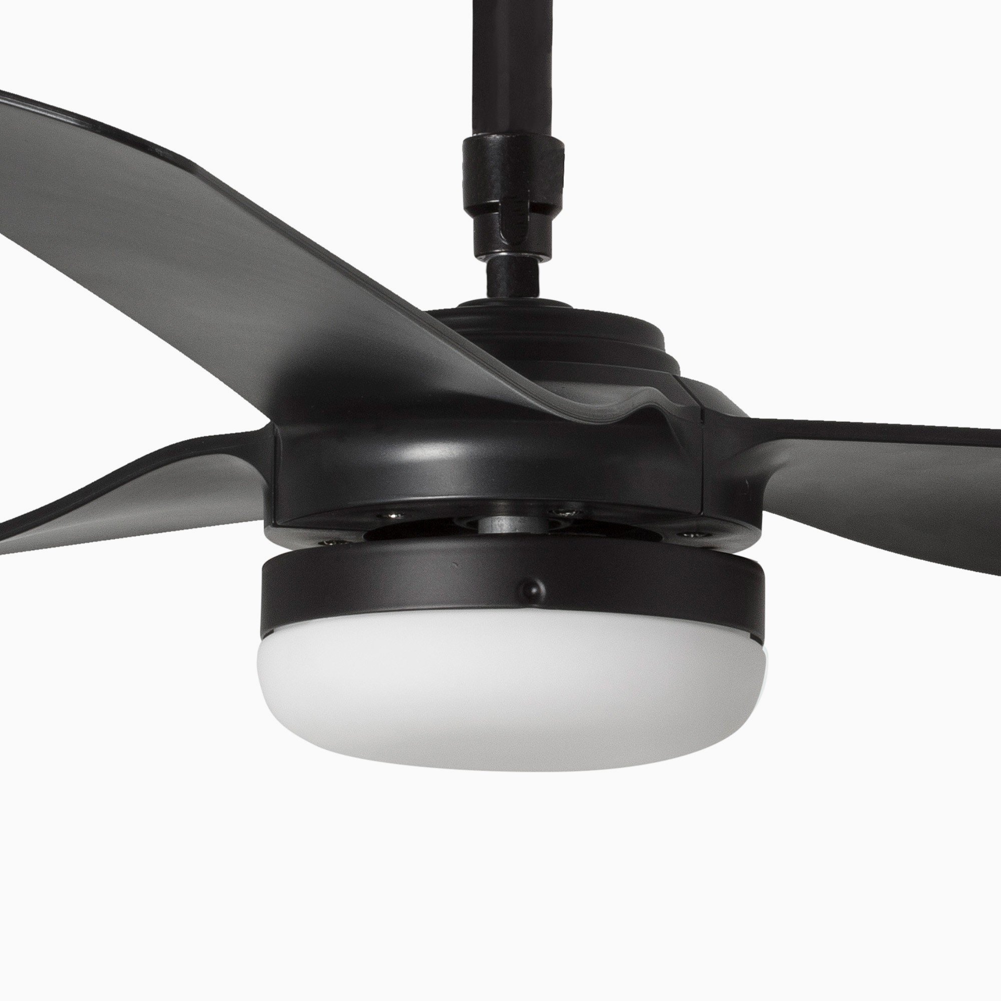 Nahaufnahme eines schwarzen Deckenventilators mit weißem Licht, Flügeln und Gehäuse.