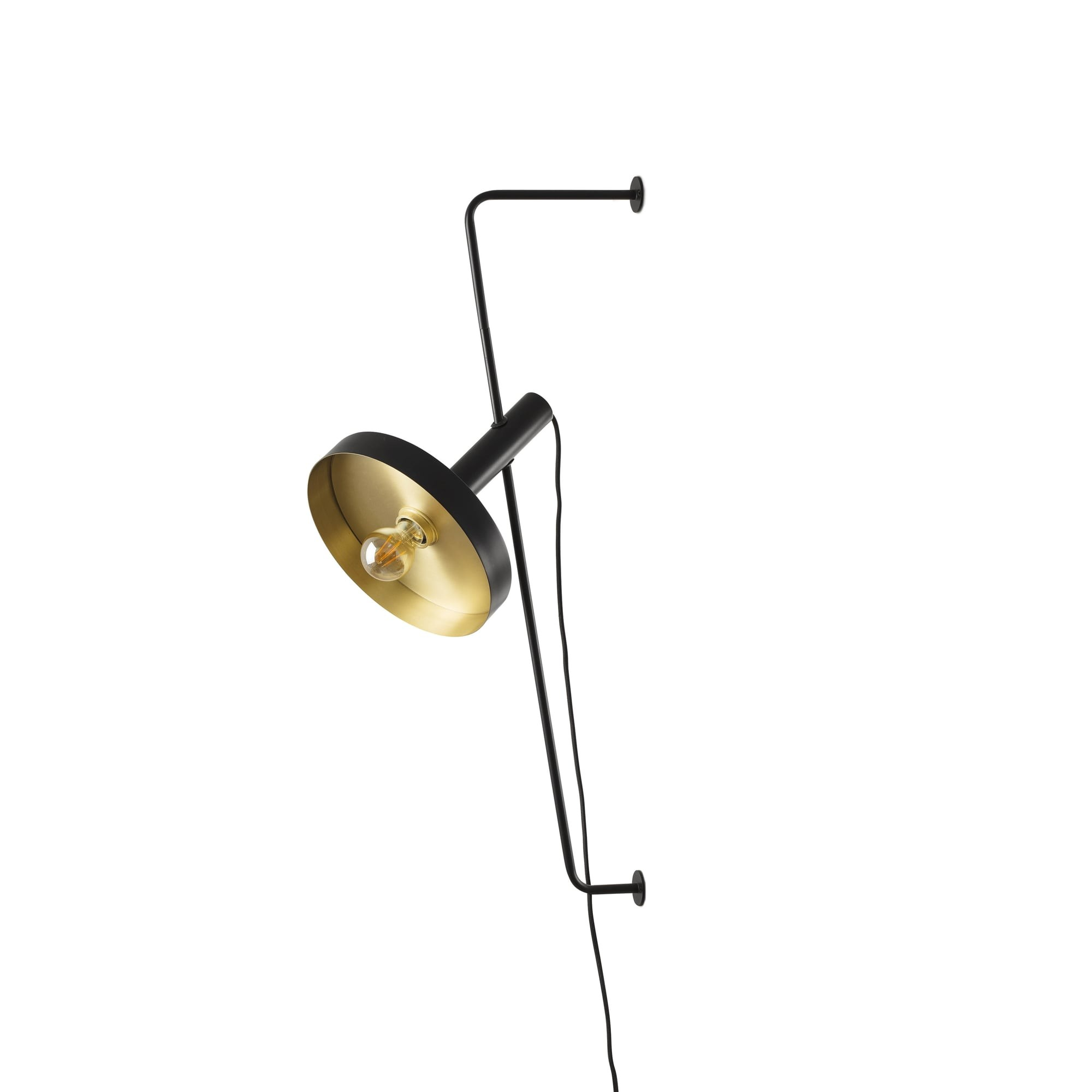 Lampada da parete nera con paralume interno dorato e lampadina visibile. È su sfondo bianco.