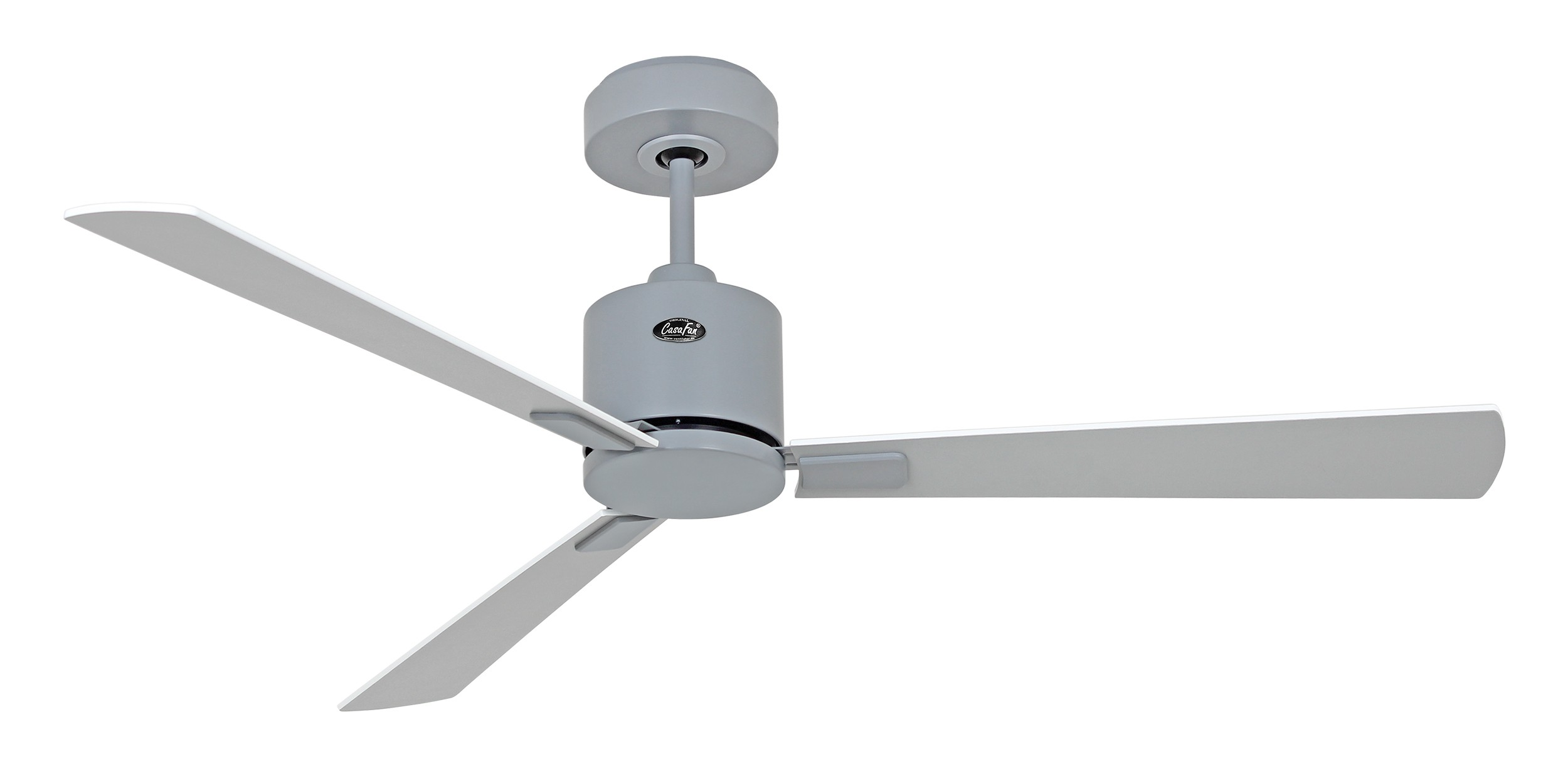 Grauer Deckenventilator mit drei Flügeln und weißen Blättern, weißer Hintergrund.